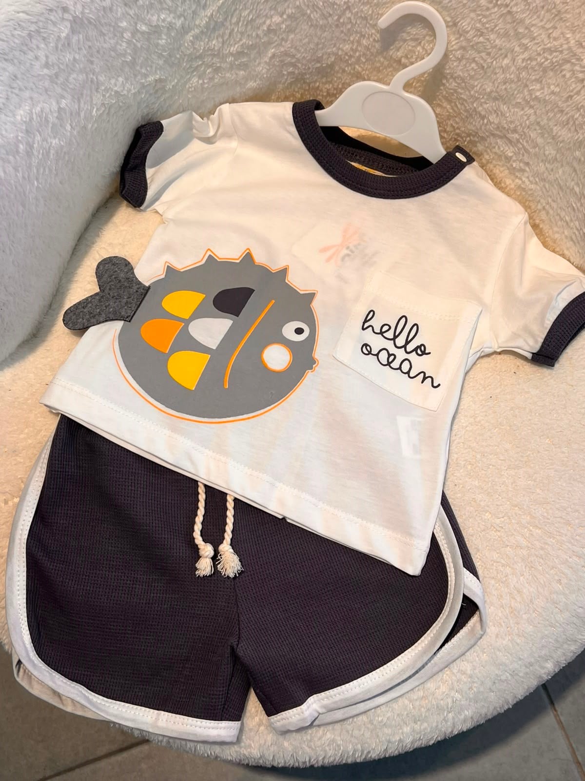 Erkek Bebek Balık Baskılı Şortlu Takım – Penye Kumaş Antrasit Biyeli Yazlık 2'li Takım (6-24 Ay)