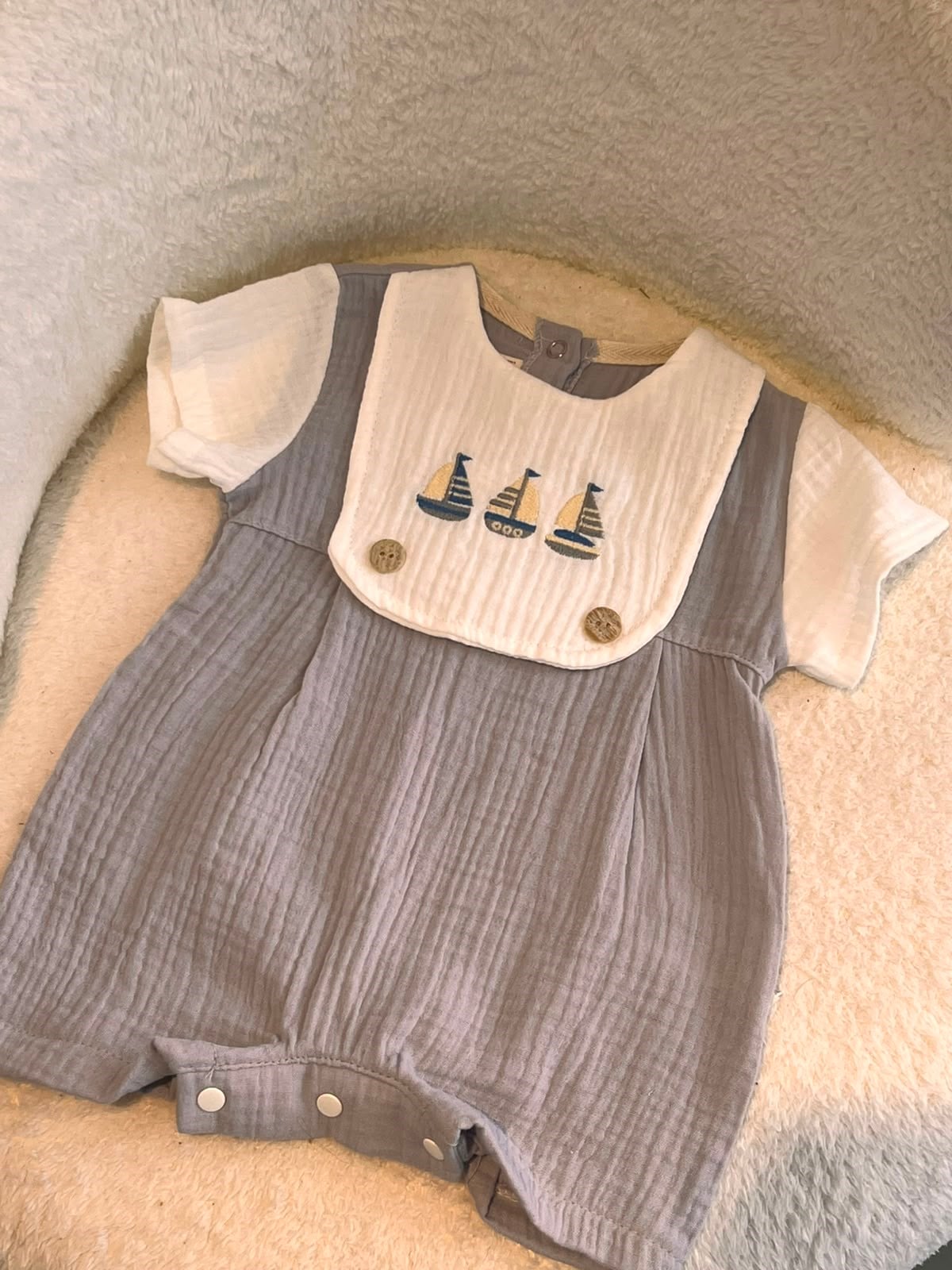 Erkek Bebek Gri  Müslin Yazlık Tulum – Nakış Detaylı Yakalı Kısa Kollu Bebek Tulumu (3-12 Ay)