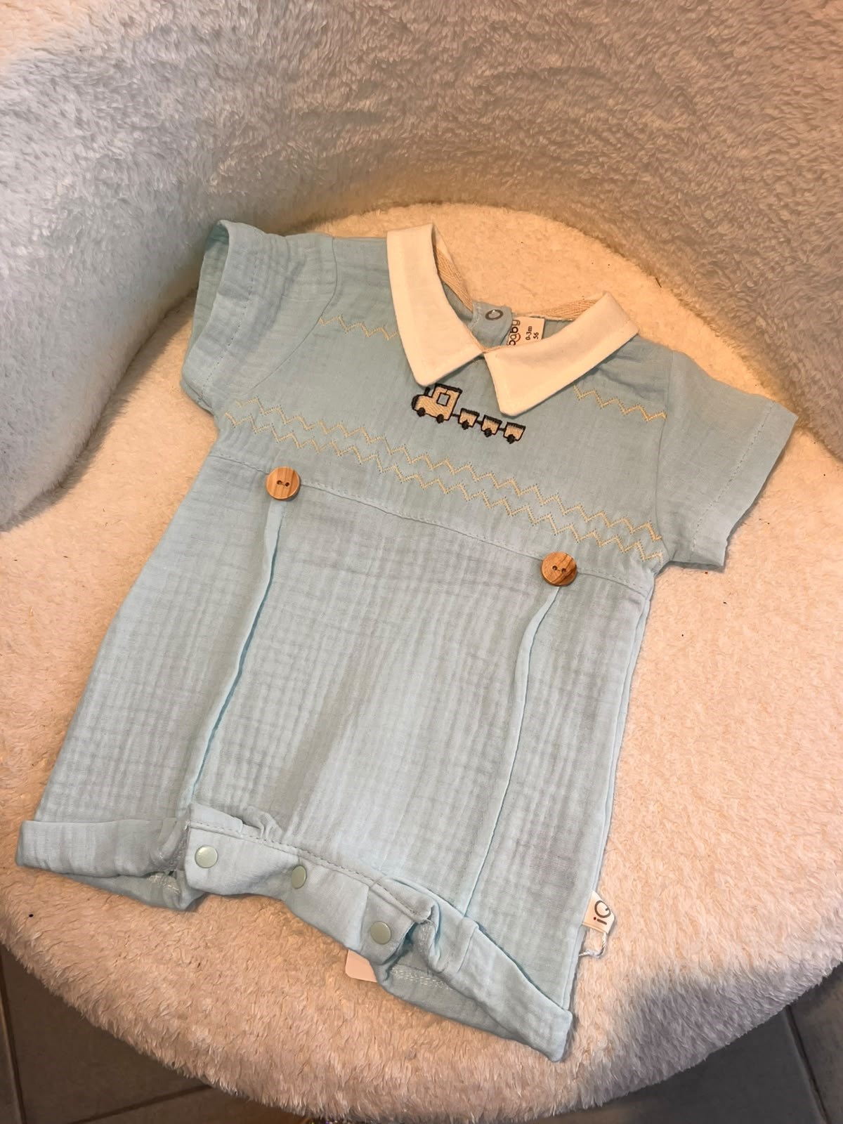 Erkek Bebek Müslin Yazlık Tulum – Nakış Detaylı Yakalı Kısa Kollu Bebek Tulumu (3-12 Ay)
