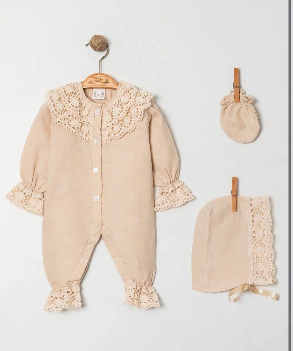 Kız Bebek Bej Müslin Dantelli Tulum Set Hastane Çıkışı