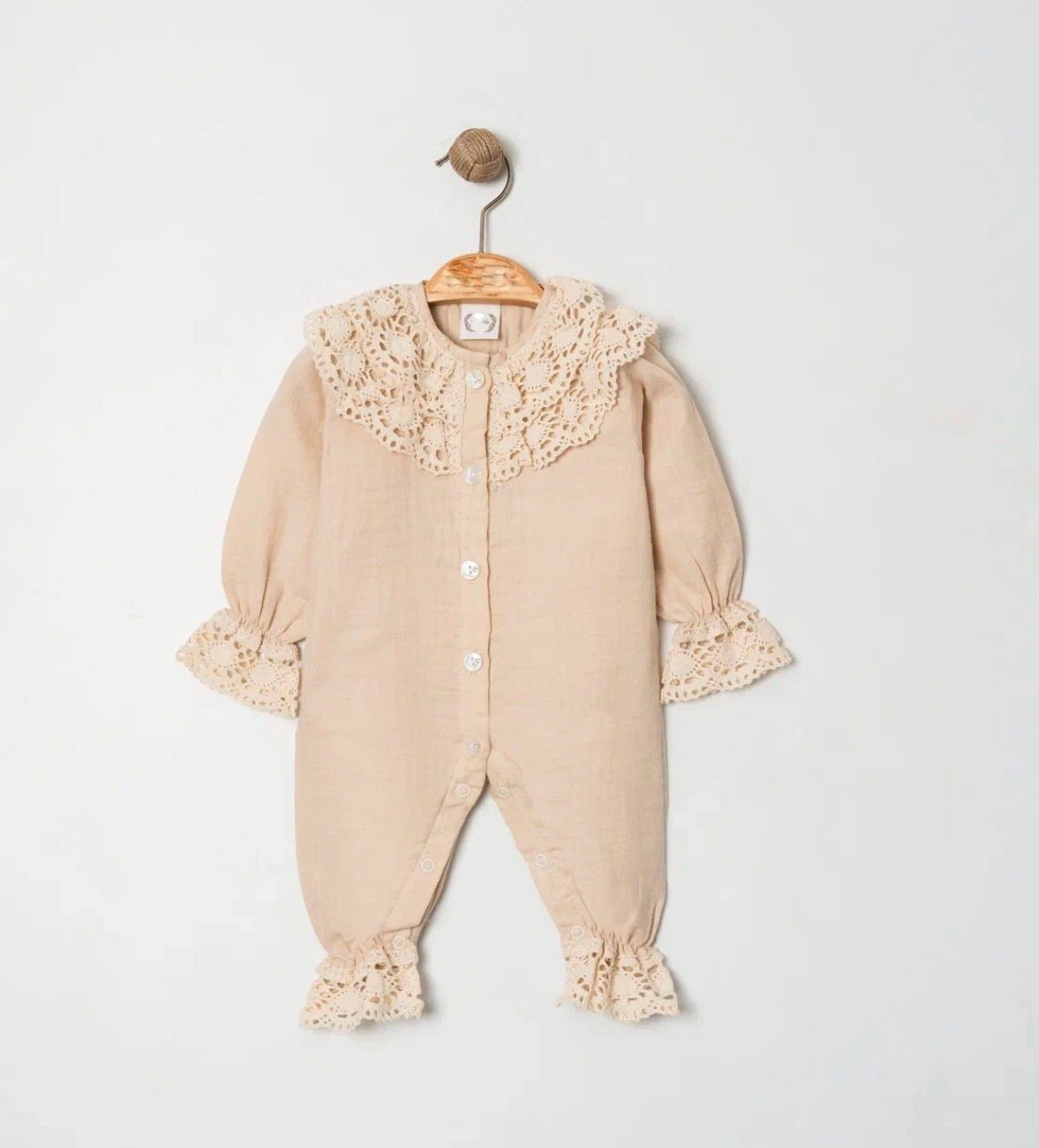 Kız Bebek Bej Müslin Dantelli Tulum Set Hastane Çıkışı