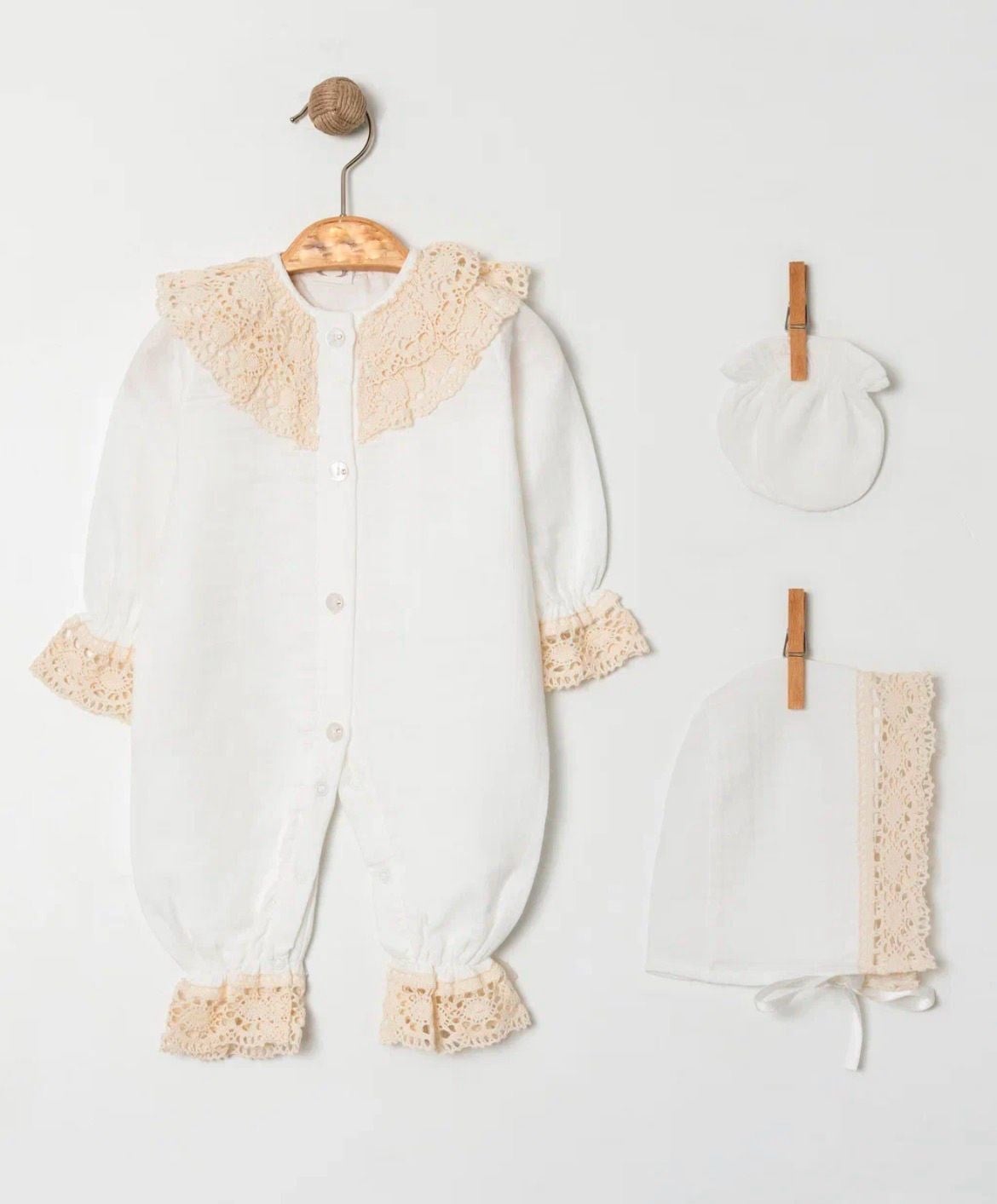 Kız Bebek Ekru Müslin Krem Dantelli Tulum Set