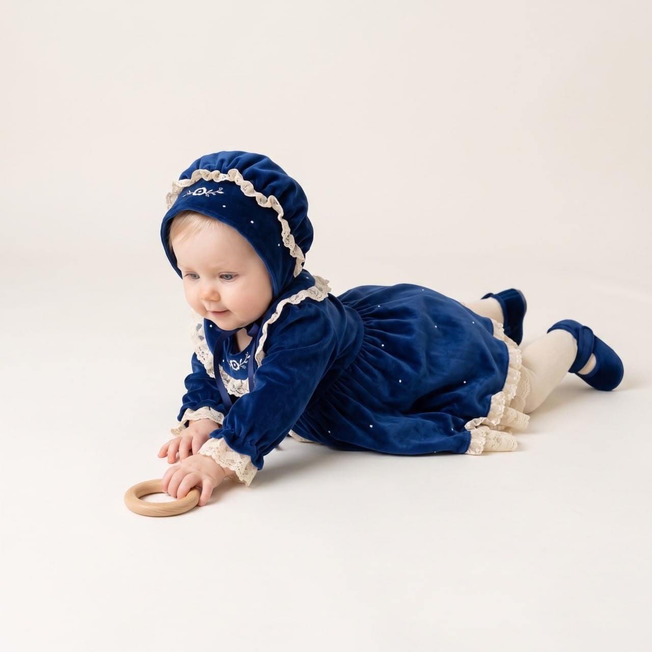 Lacivert Vintage Kadife Kız Bebek Elbise 4'lü Set – Önü Açık Dantelli Nakışlı Kutulu Takım