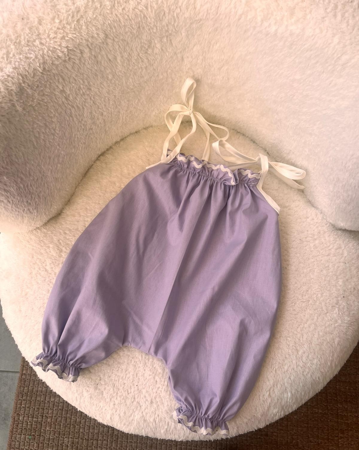 Lila Poplin Kumaş Bebek Tulum – Su Taşı Detaylı Askılı Bağlamalı Şortlu Tulum (0-3 Ay / 1 Yaş