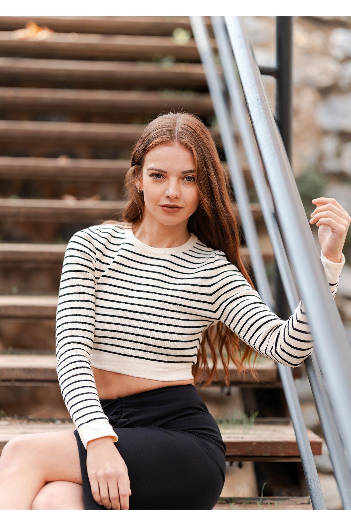 Uzun Kol Çizgili Crop Triko Kazak