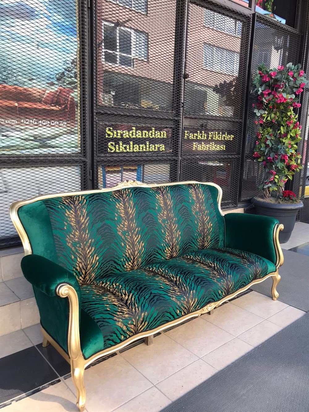 3A Mobilya Green Tiger Oymalı Kanepe