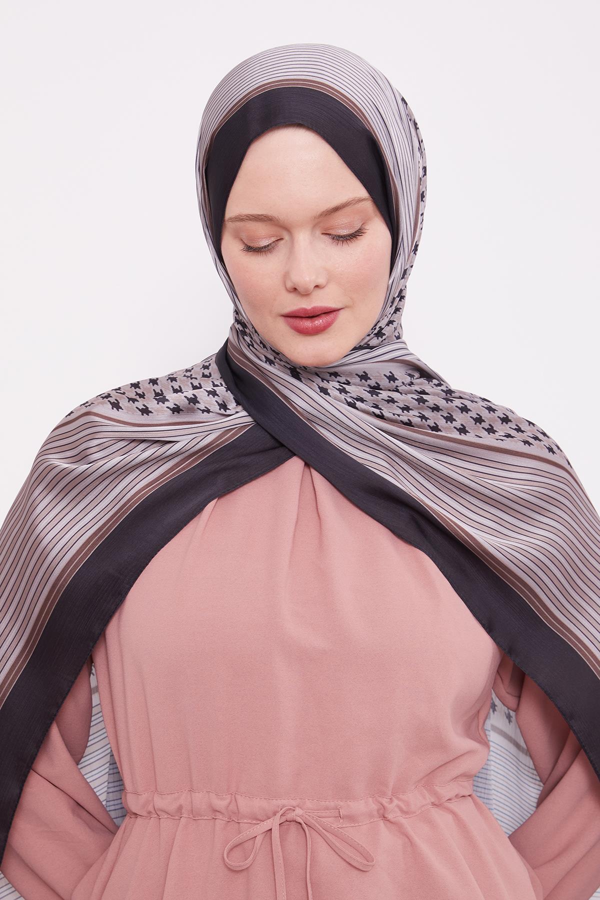 Fivescarf Siyah-Bej Kazayağı Desen Brand Şal