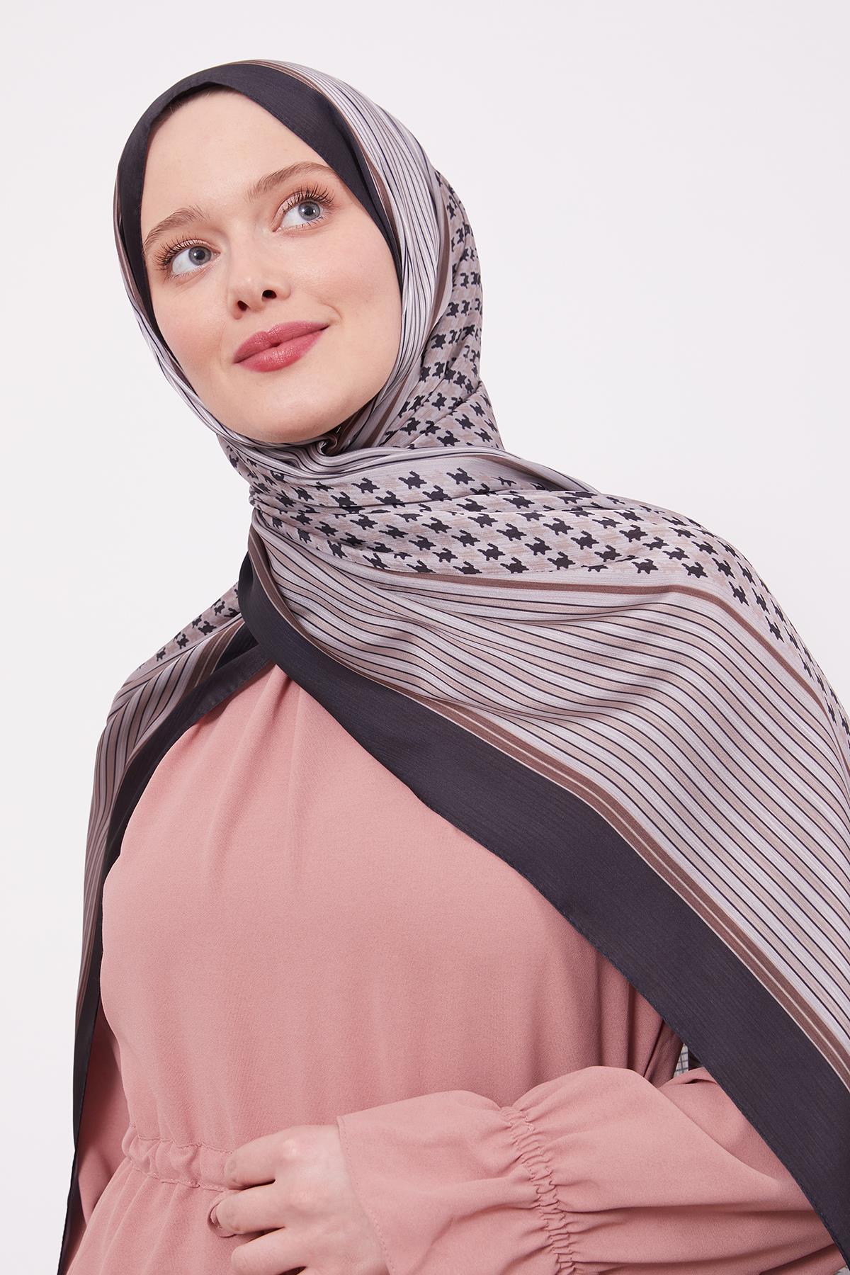 Fivescarf Siyah-Bej Kazayağı Desen Brand Şal