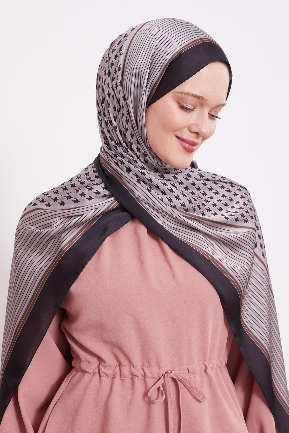 Fivescarf Siyah-Bej Kazayağı Desen Brand Şal