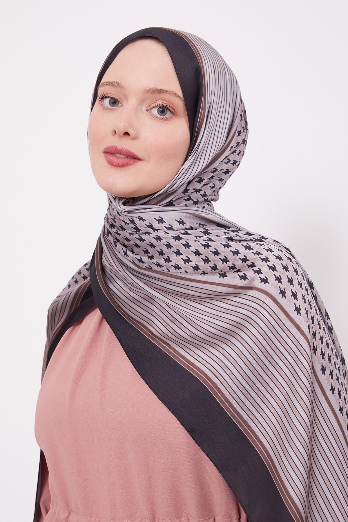 Fivescarf Siyah-Bej Kazayağı Desen Brand Şal