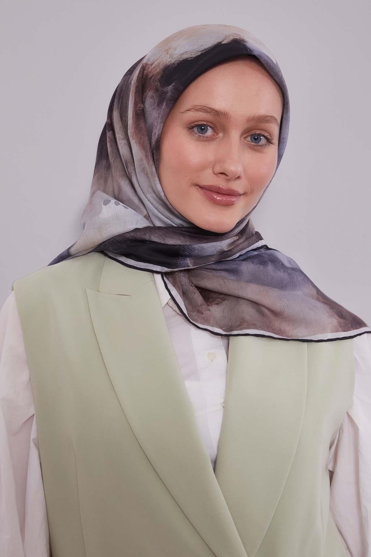 Fivescarf Siyah-Ekru Lotus Çiçeği Silk Coton Eşarp