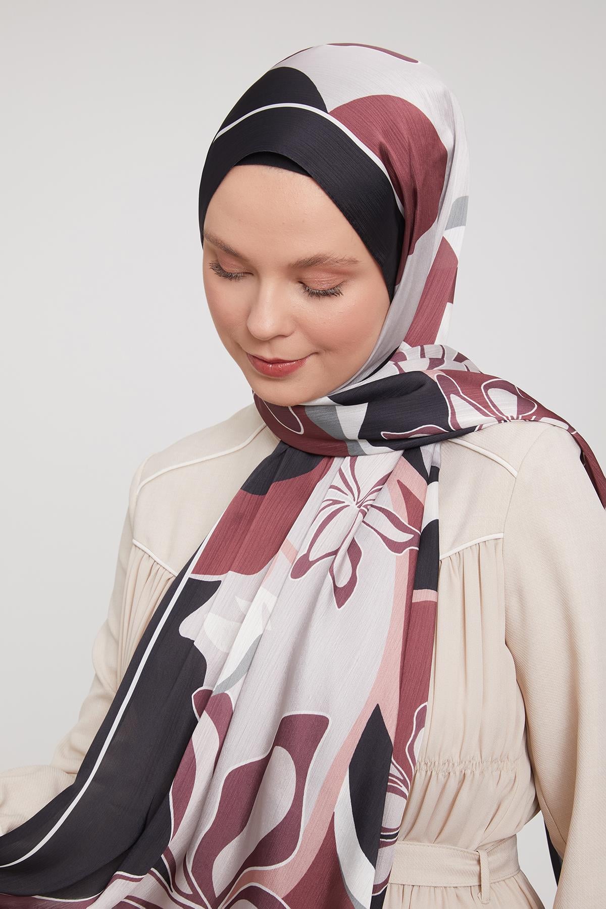 Fivescarf Siyah-Ekru Soyut Çiçek Desen Brand Şal