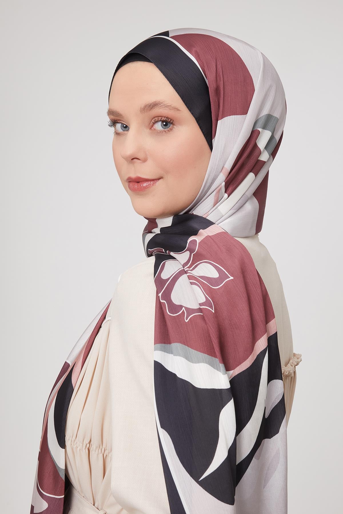 Fivescarf Siyah-Ekru Soyut Çiçek Desen Brand Şal