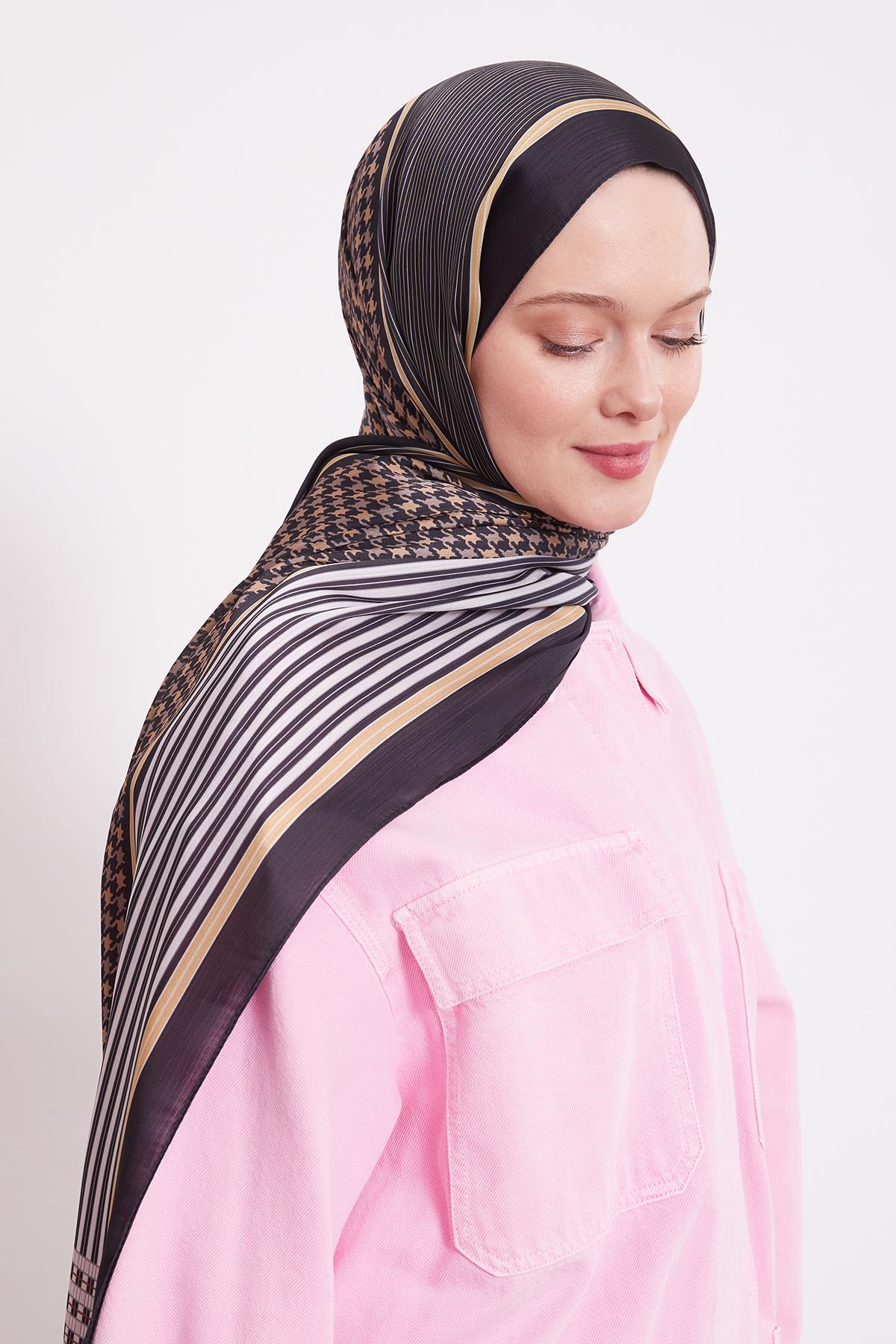 Fivescarf Siyah-Gold Kazayağı Desen Brand Şal
