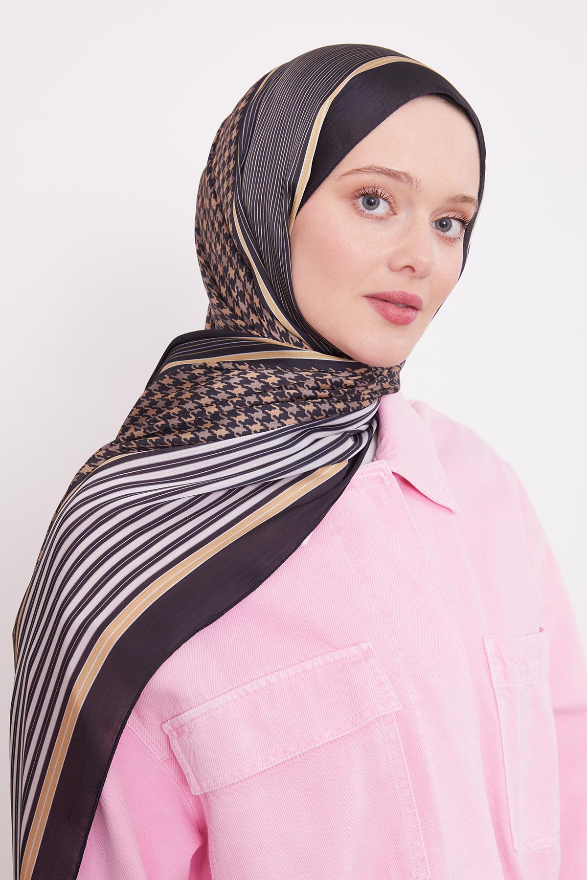 Fivescarf Siyah-Gold Kazayağı Desen Brand Şal