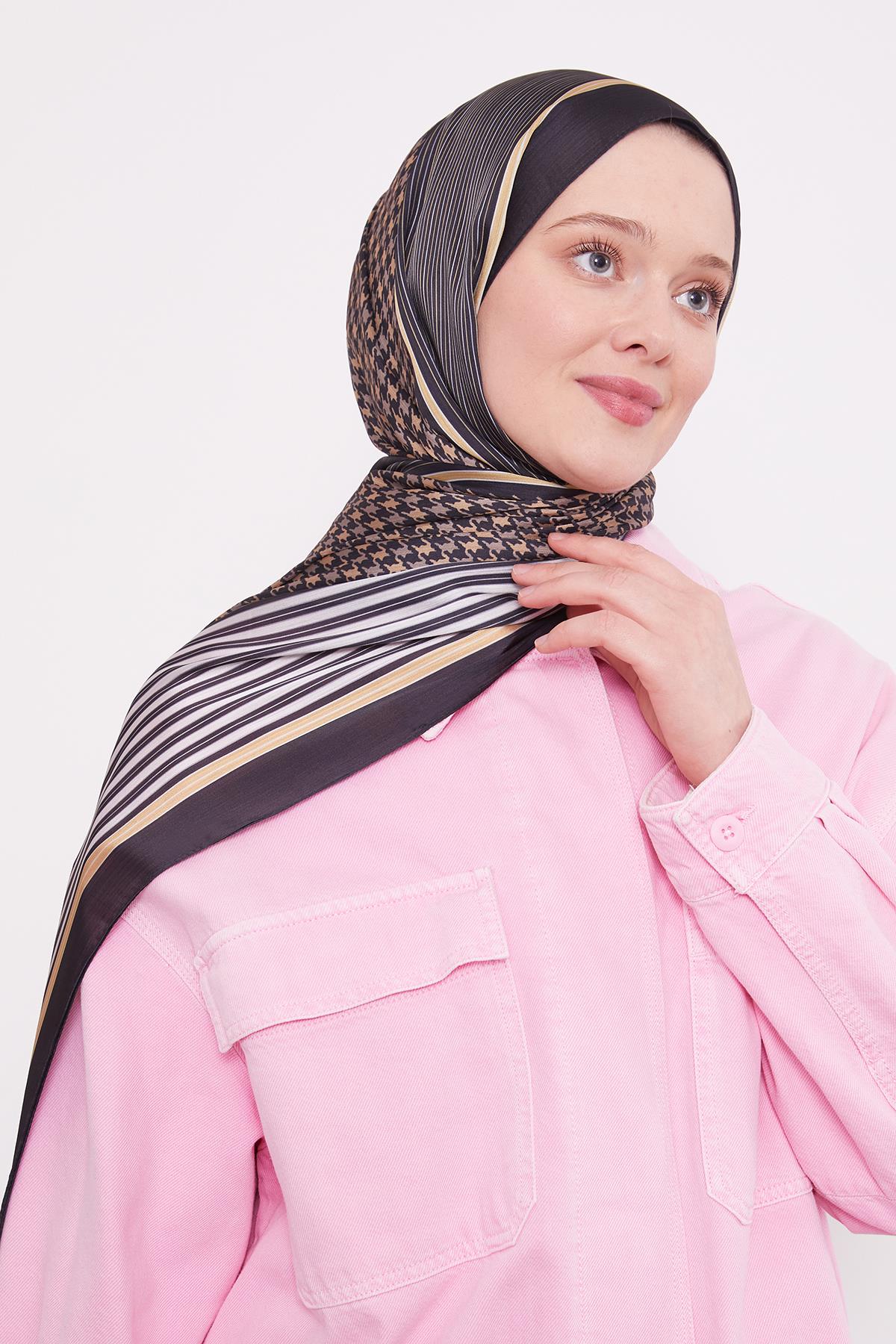 Fivescarf Siyah-Gold Kazayağı Desen Brand Şal