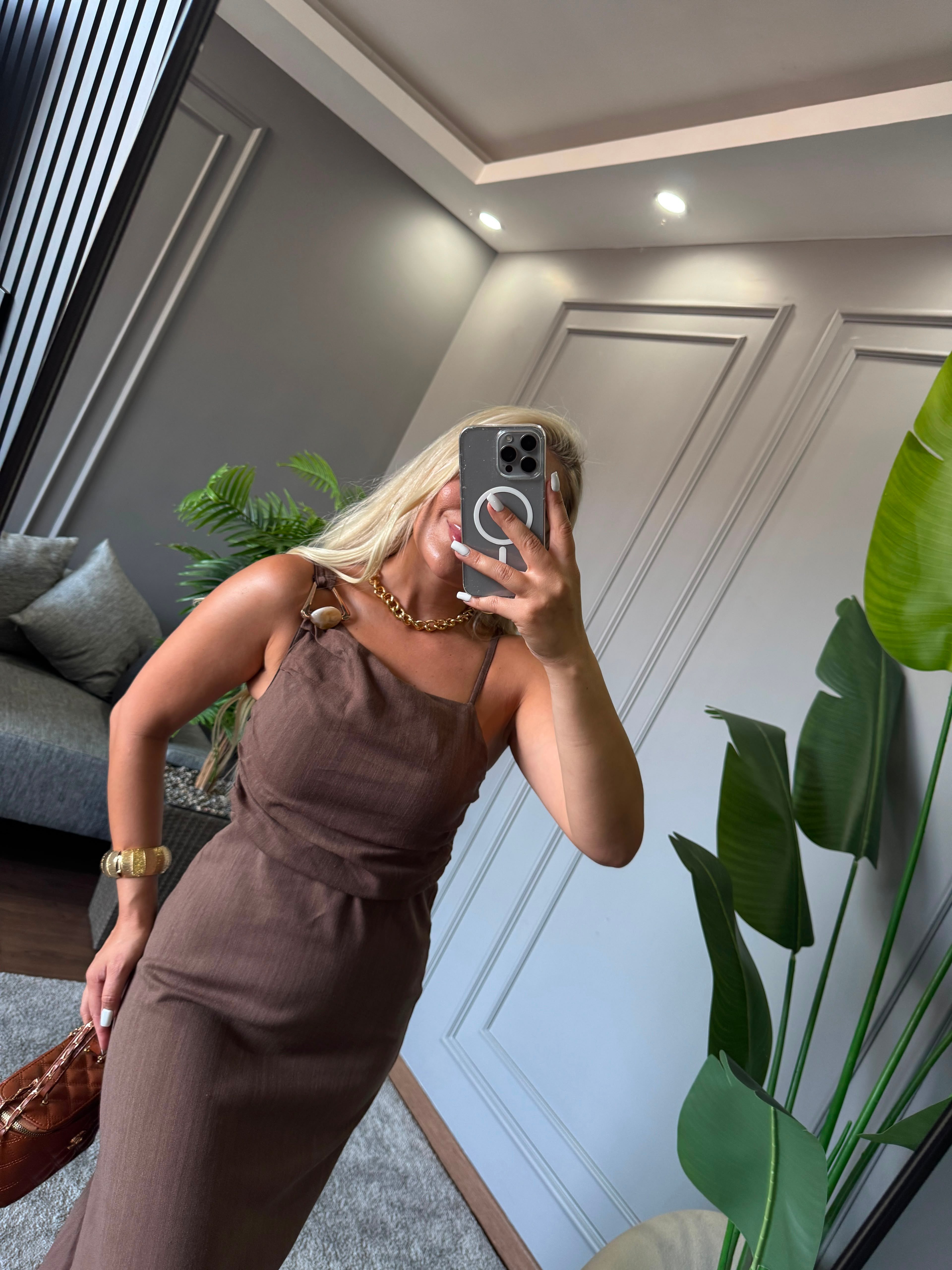 AKSESUAR DETAYLI ELBİSE