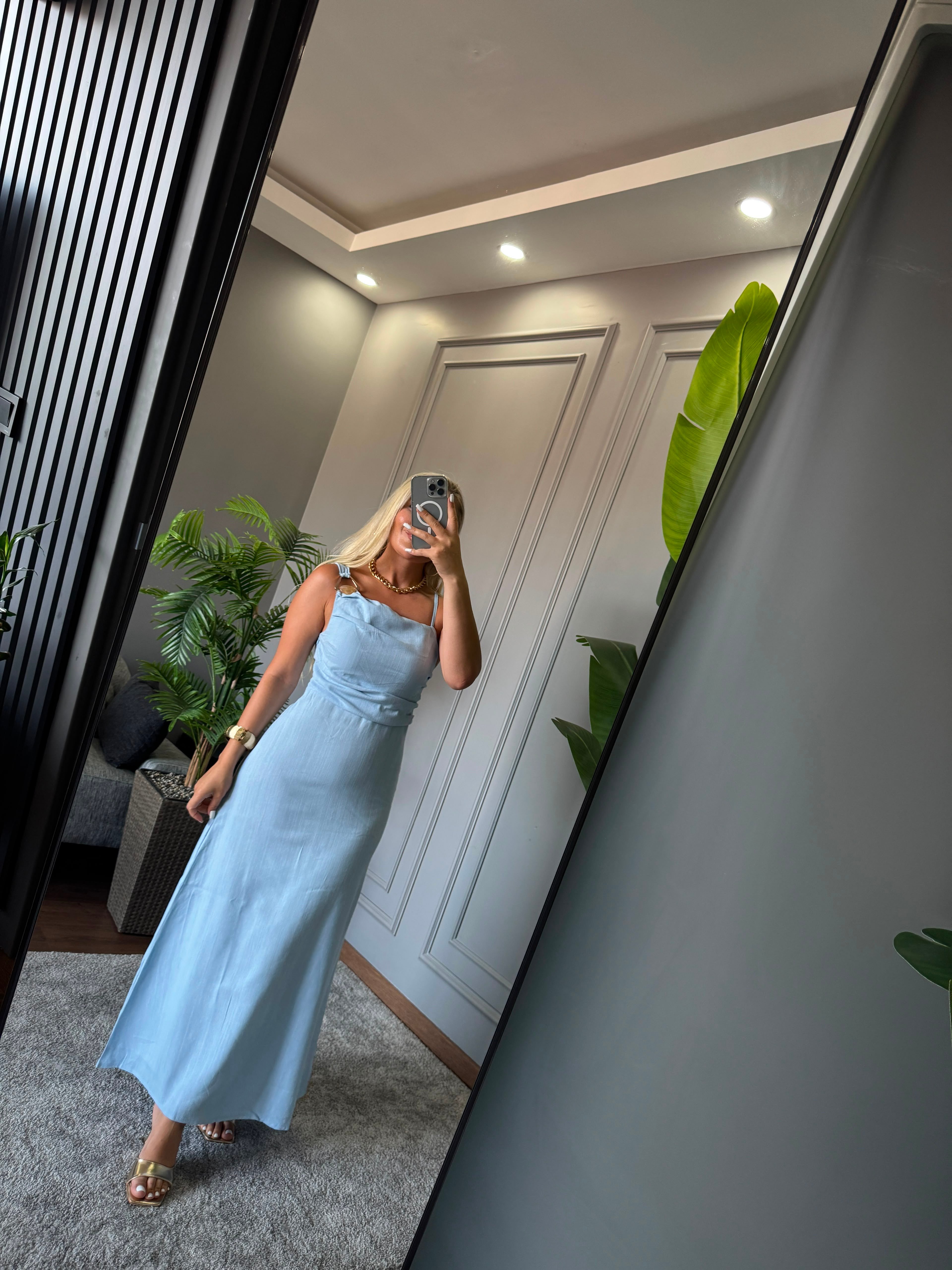 AKSESUAR DETAYLI ELBİSE
