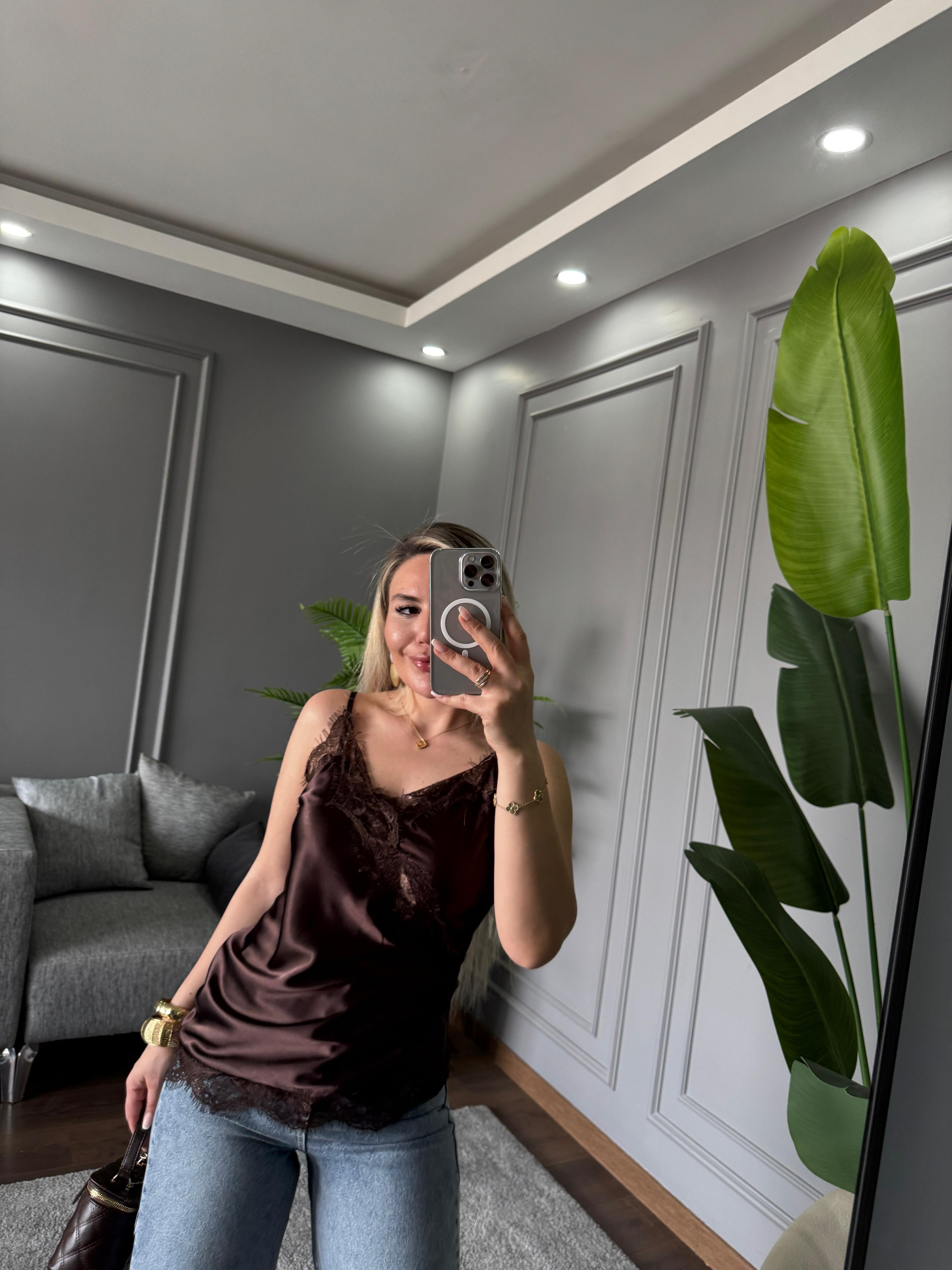 DANTEL DETAY ASKILI BLUZ