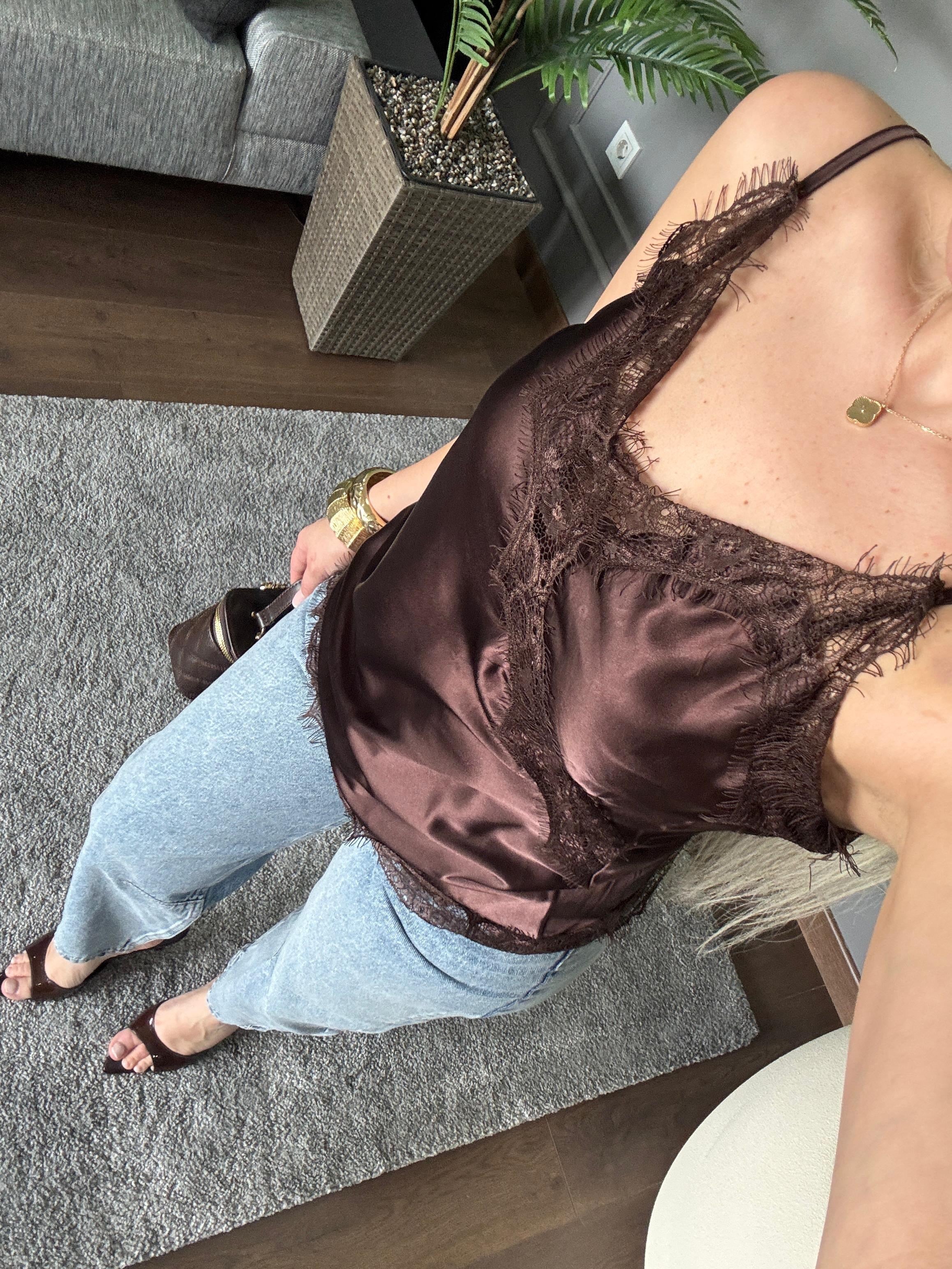 DANTEL DETAY ASKILI BLUZ