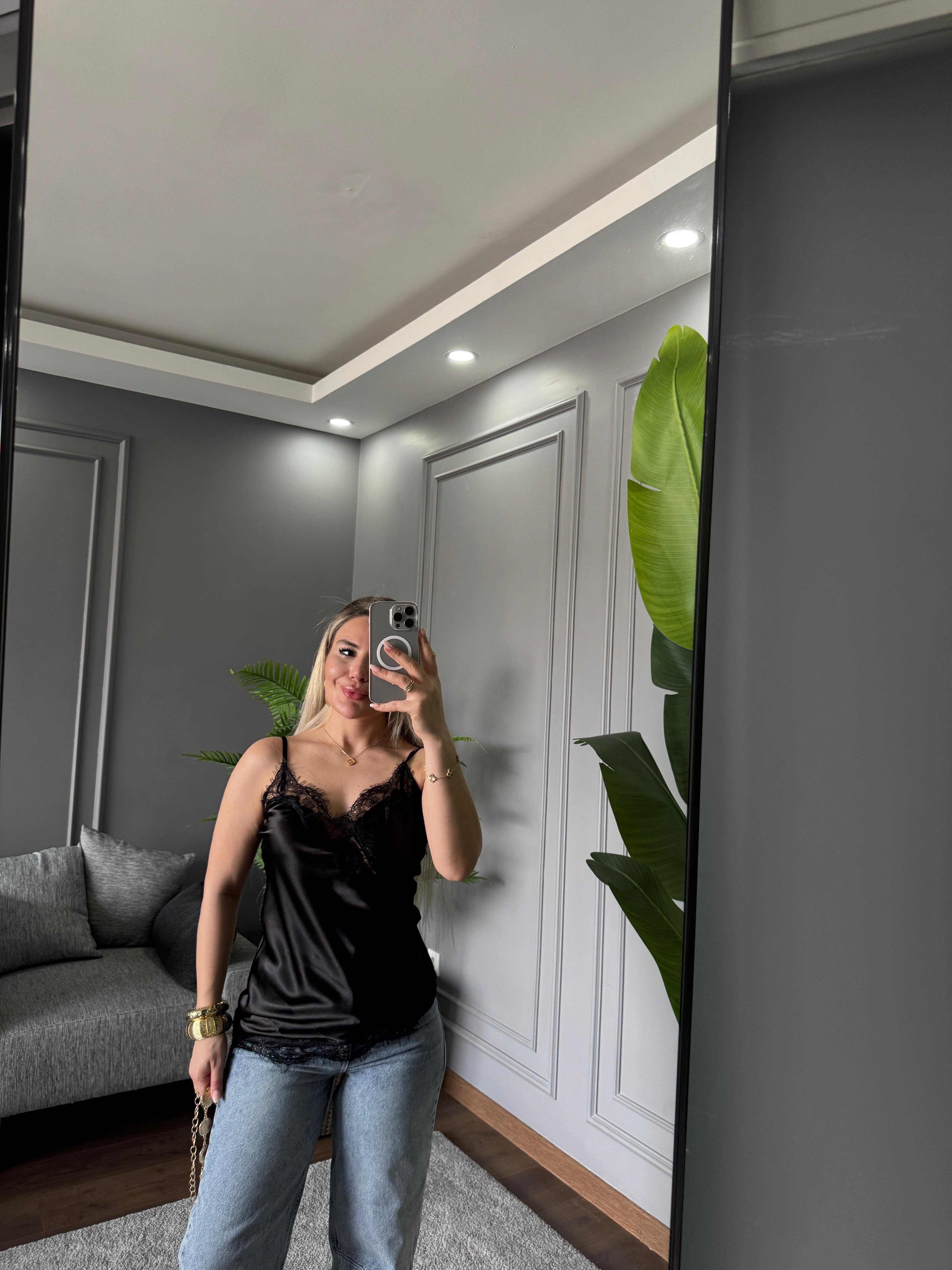 DANTEL DETAY ASKILI BLUZ