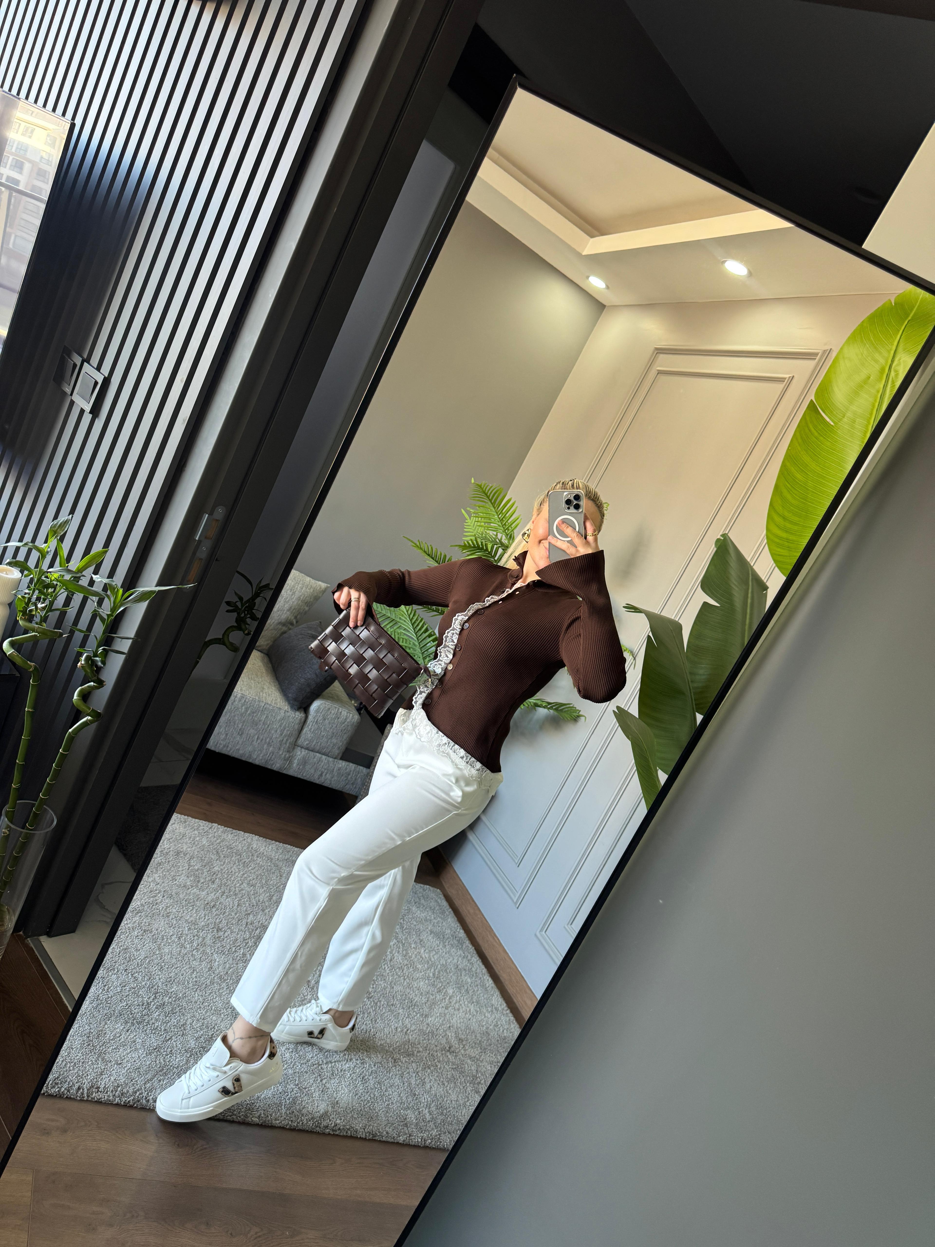 DANTEL DETAY DÜĞMELİ HIRKA