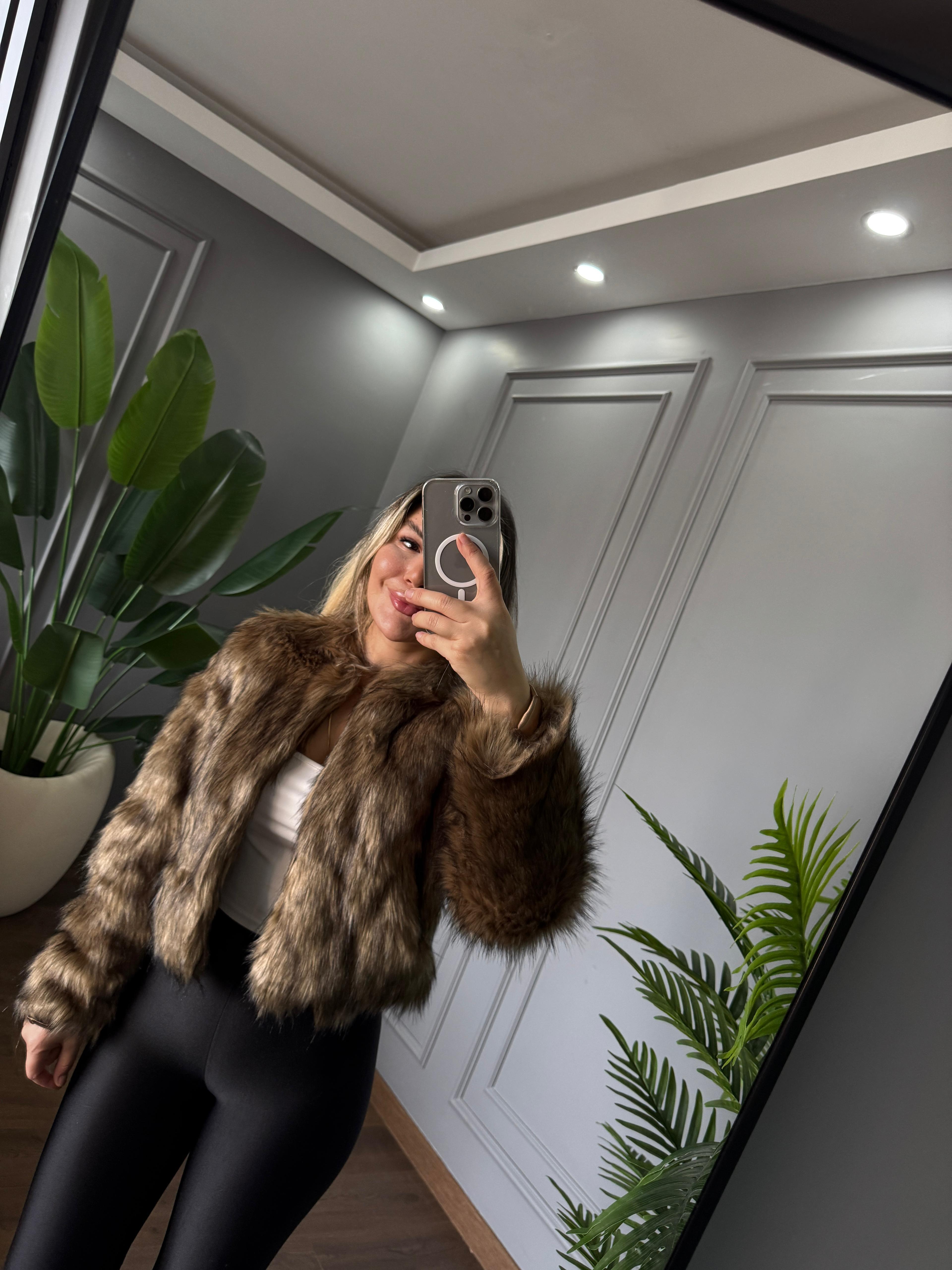 YAKA DETAY KISA KÜRK 