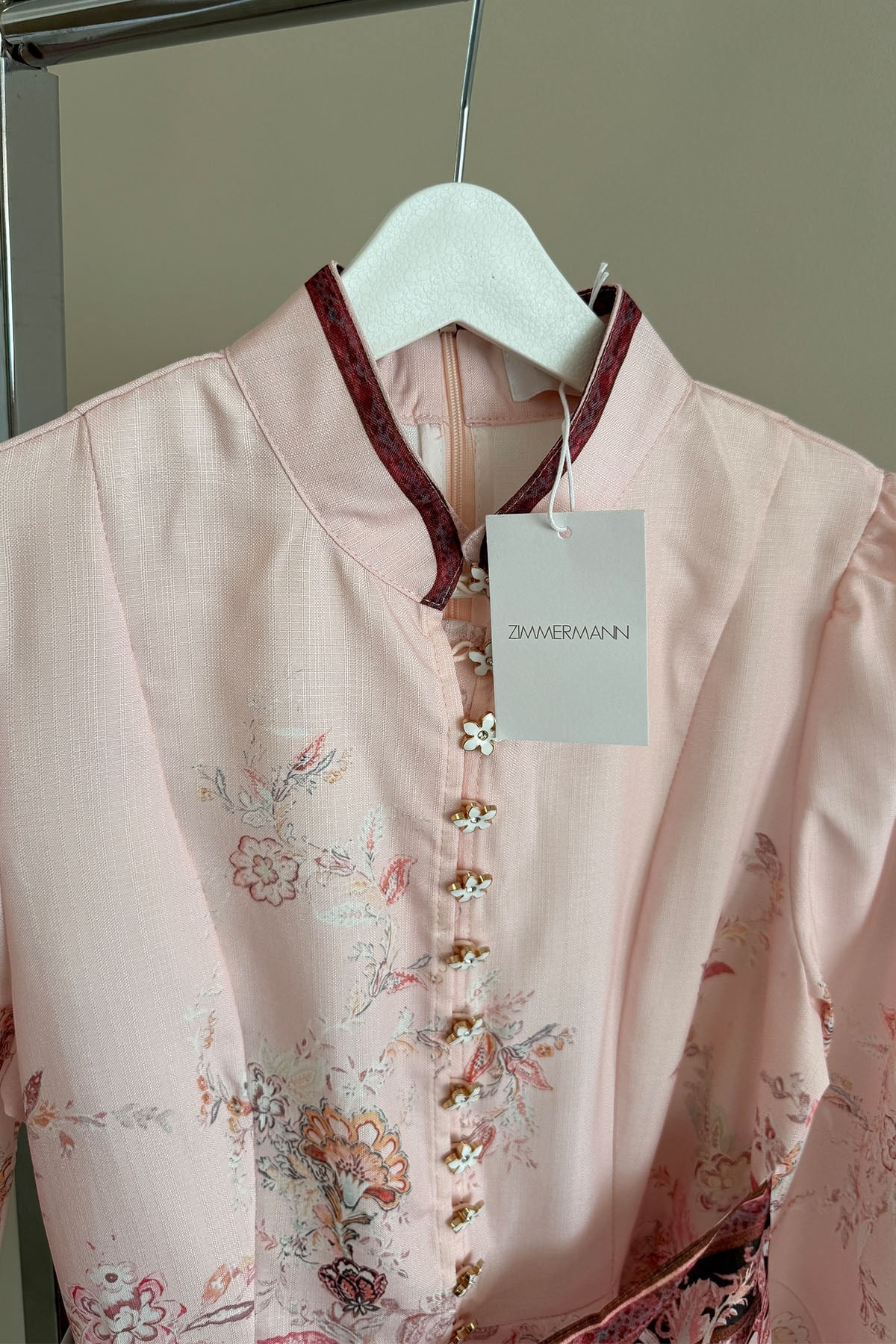 Pembe Çiçek Desenli Dik Yaka Kuşaklı Mini Elbise