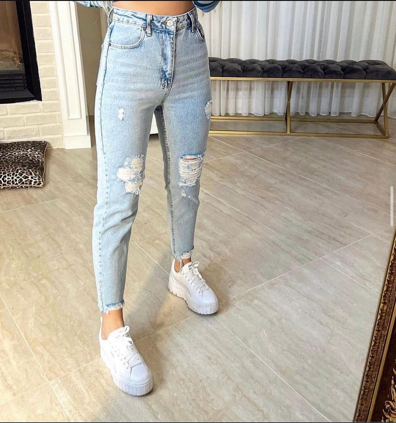 Açık Mavi Yırtık Paça Detay Mom Jean