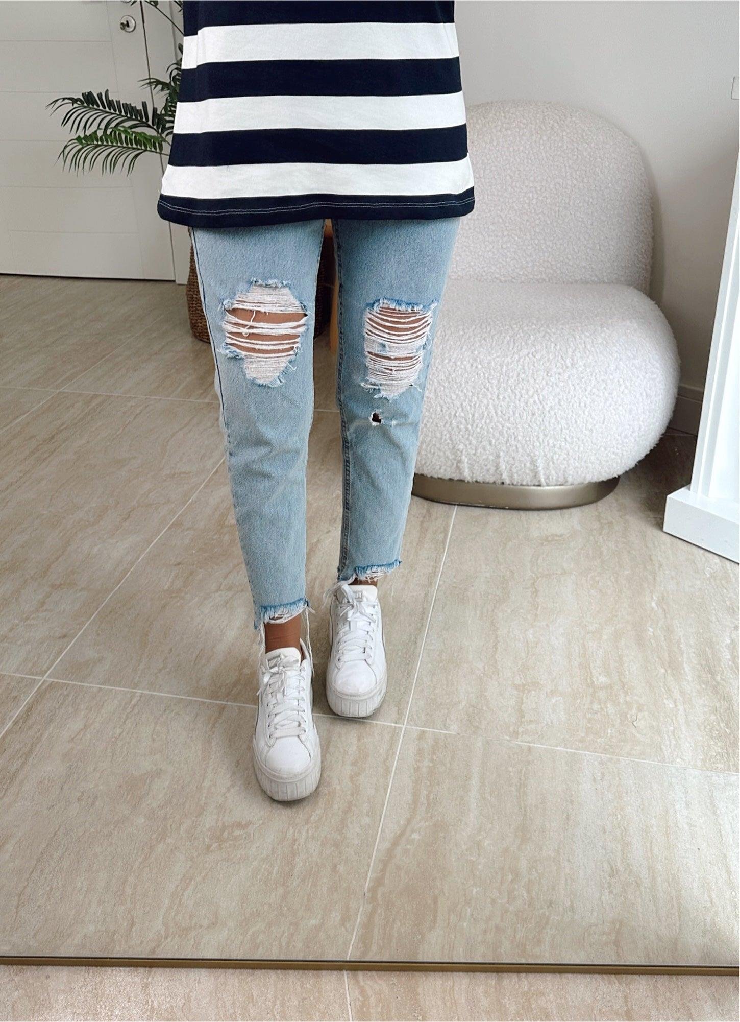 Açık Mavi Yırtık Paça Detay Mom Jean