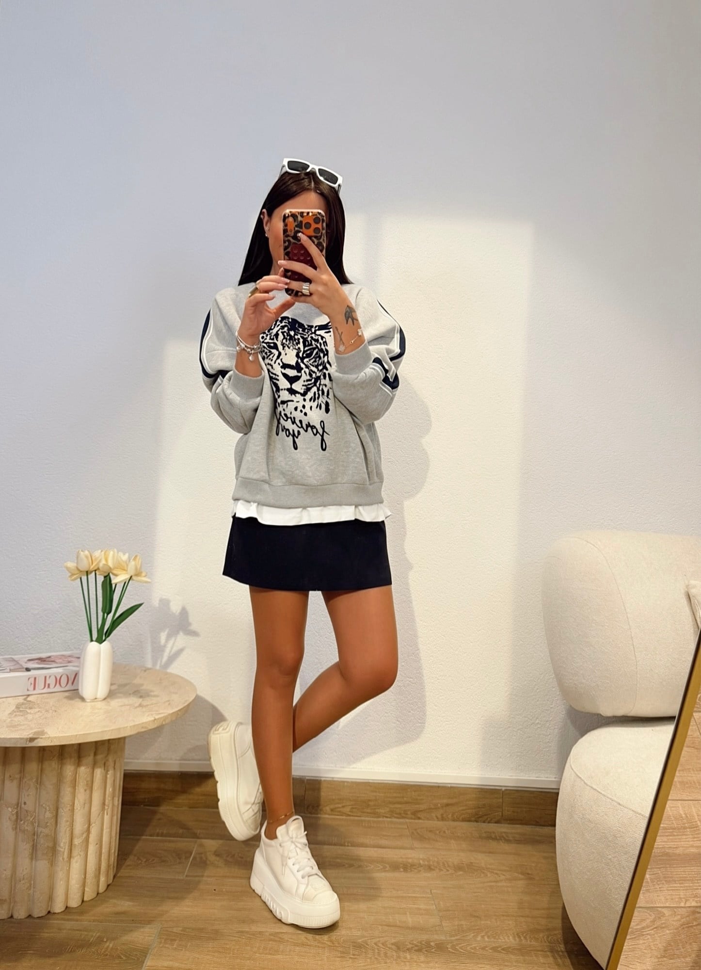 Basic Detay Laci-Beyaz Şeritli Gri Sweatshirt