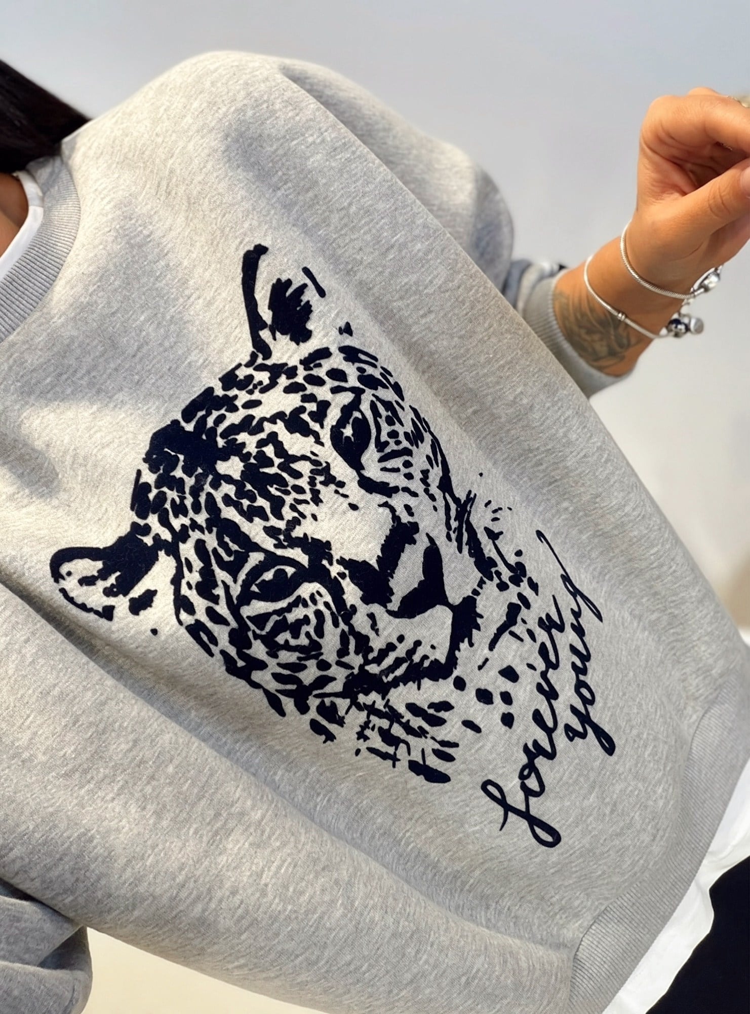 Basic Detay Laci-Beyaz Şeritli Gri Sweatshirt