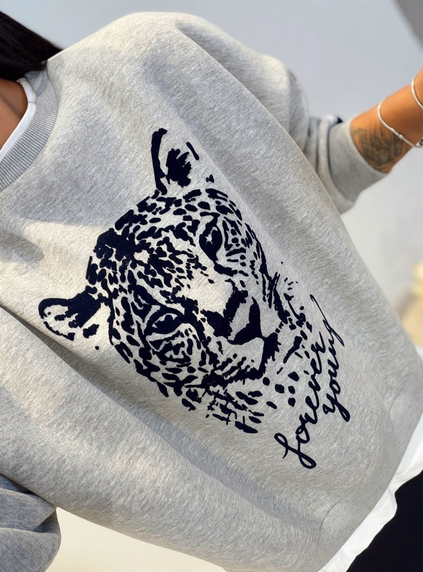 Basic Detay Laci-Beyaz Şeritli Gri Sweatshirt
