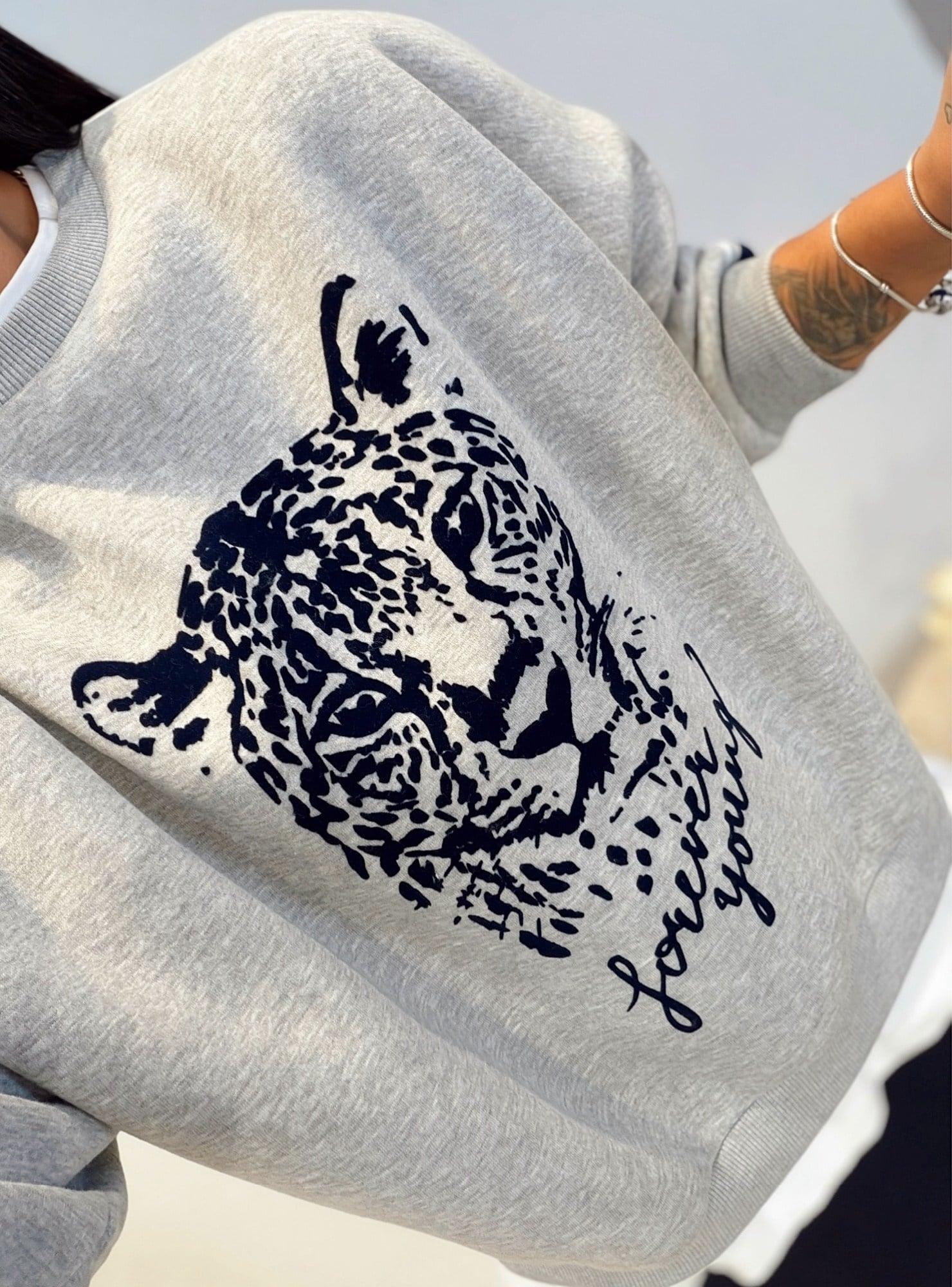 Basic Detay Laci-Beyaz Şeritli Gri Sweatshirt