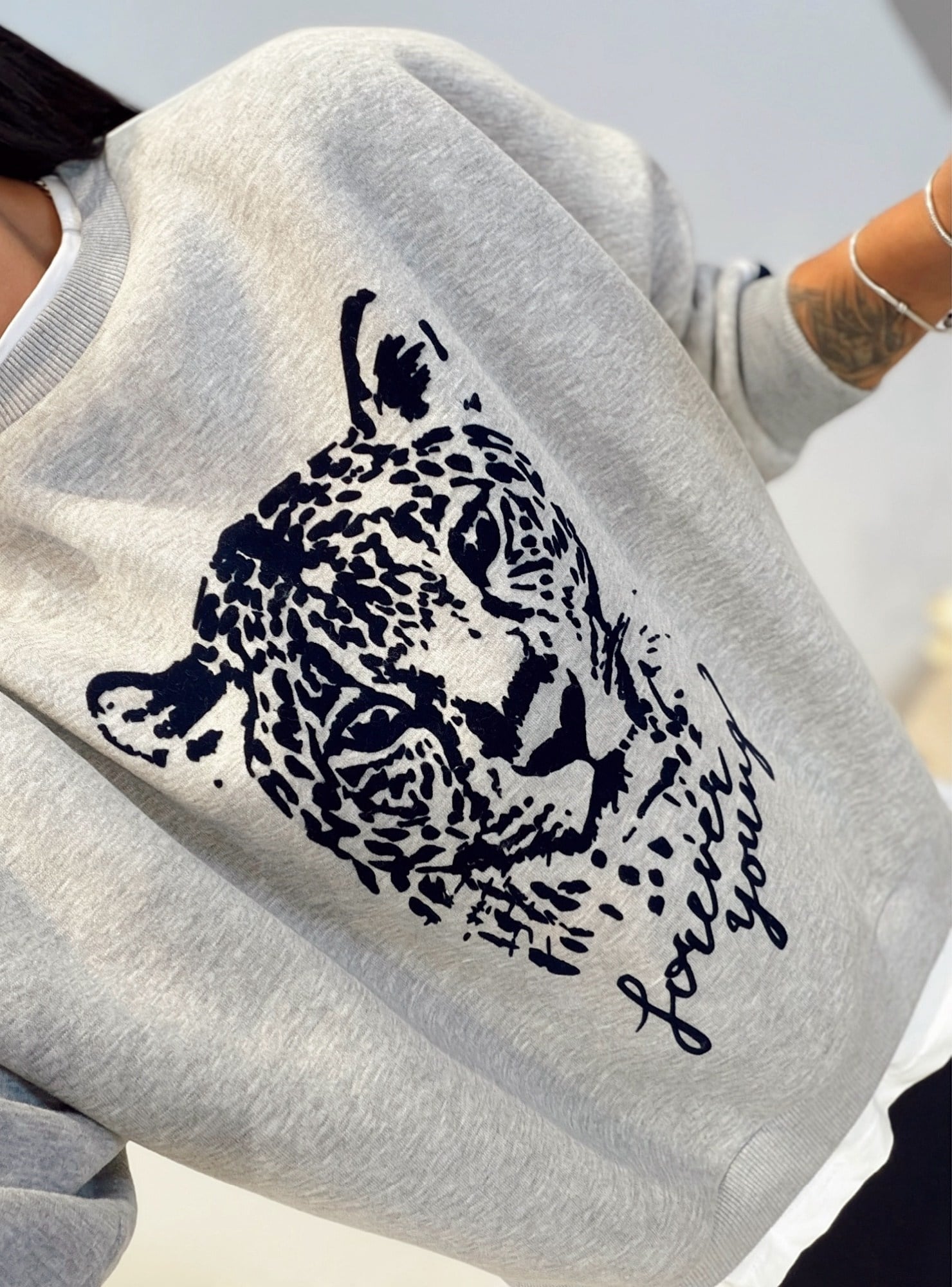 Basic Detay Laci-Beyaz Şeritli Gri Sweatshirt
