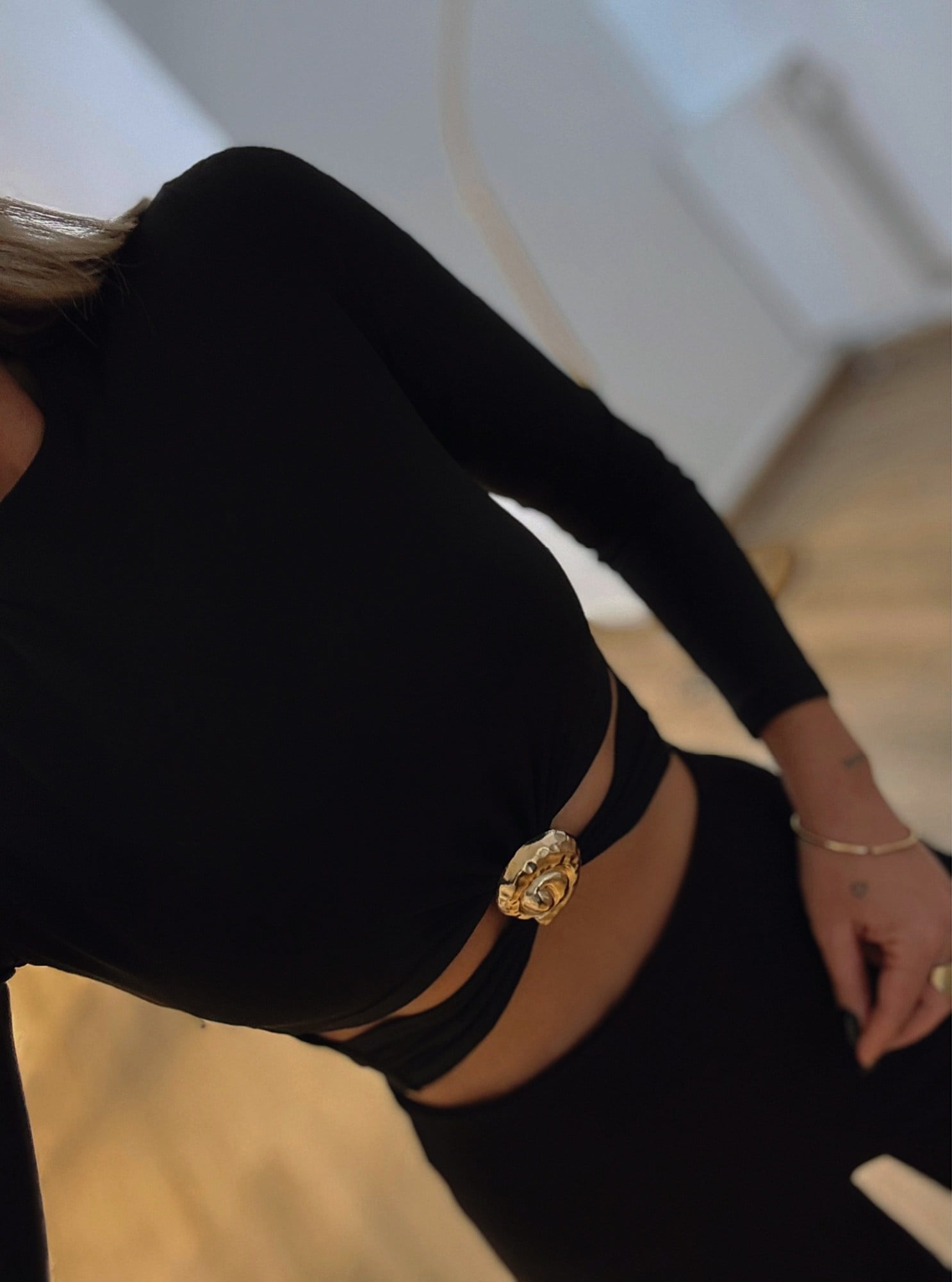 Bel Aksesuarlı Siyah Crop
