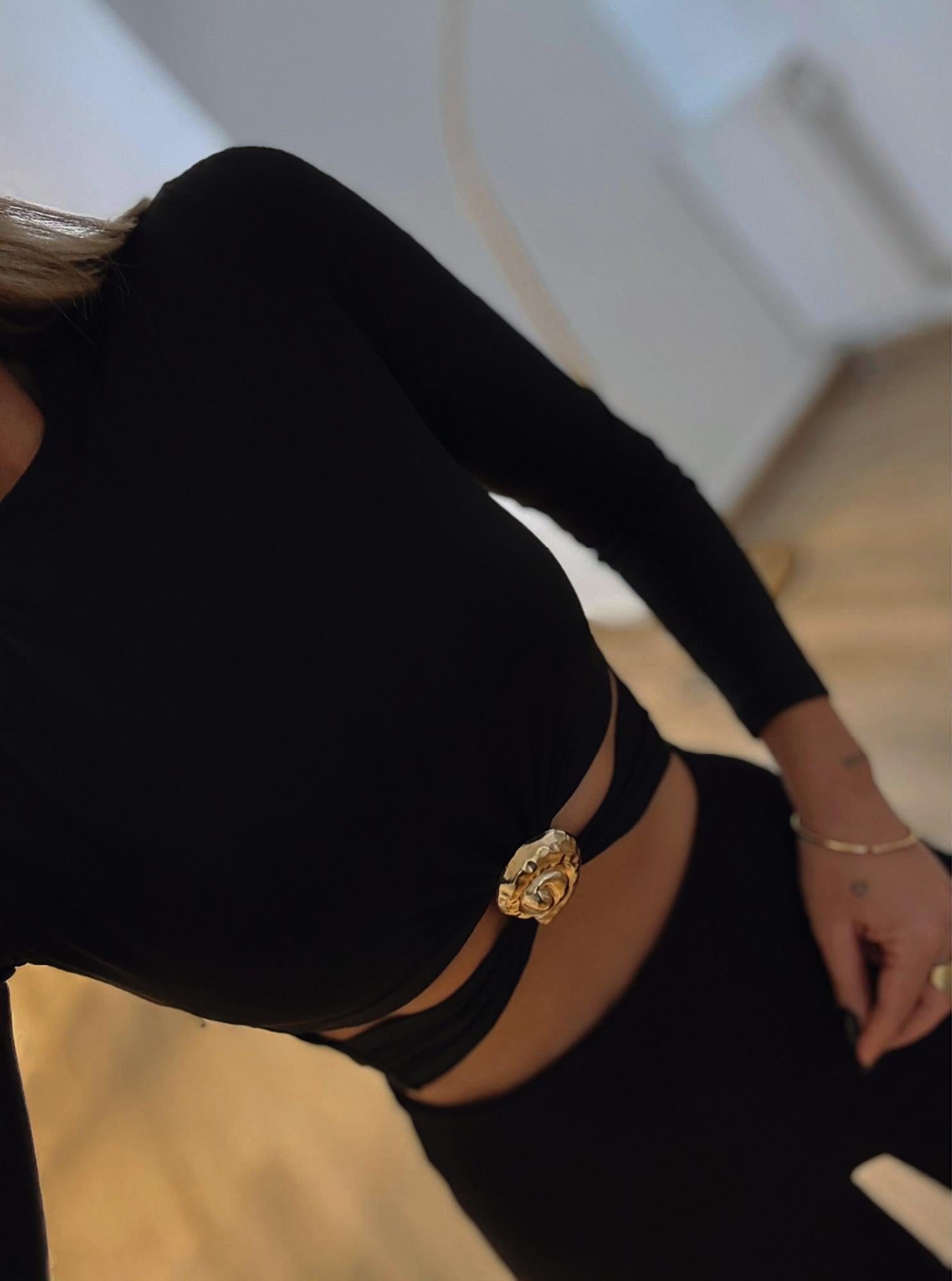 Bel Aksesuarlı Siyah Crop