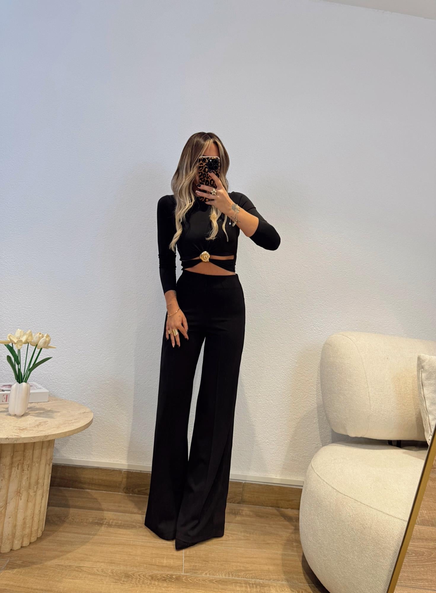 Bel Aksesuarlı Siyah Crop