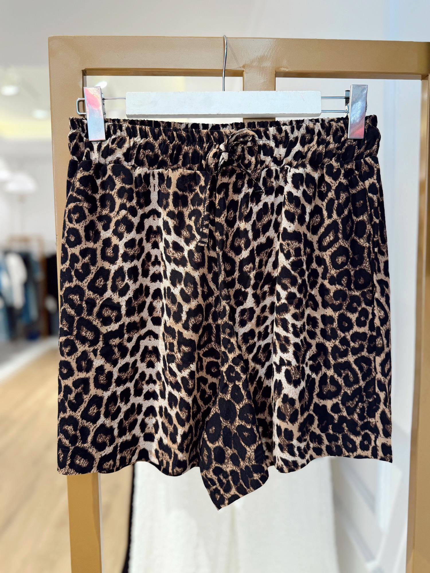 Beli Lastikli Leopar Desen Şort