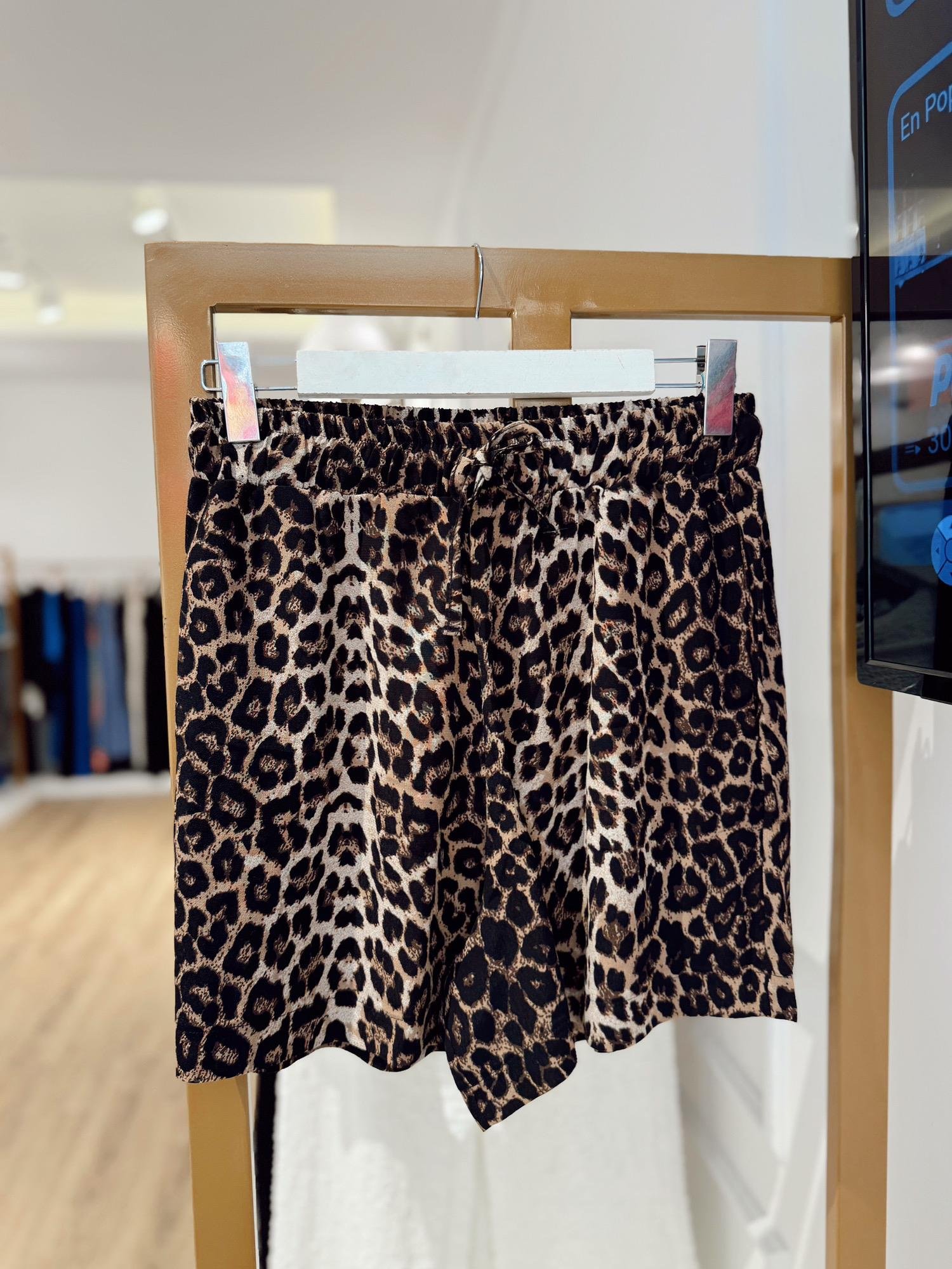Beli Lastikli Leopar Desen Şort