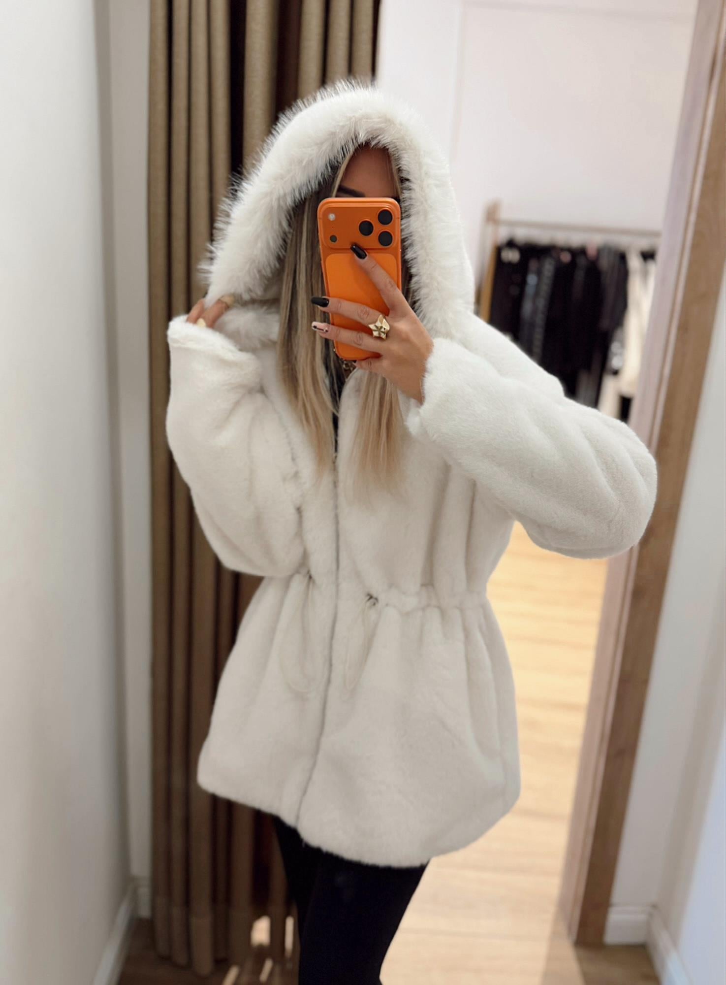 Beyaz Kapişonlu Kürk