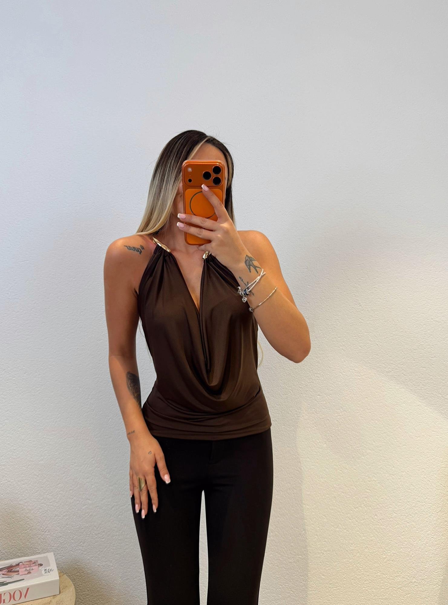 Boyun Aksesuarlı Kahve Bluz