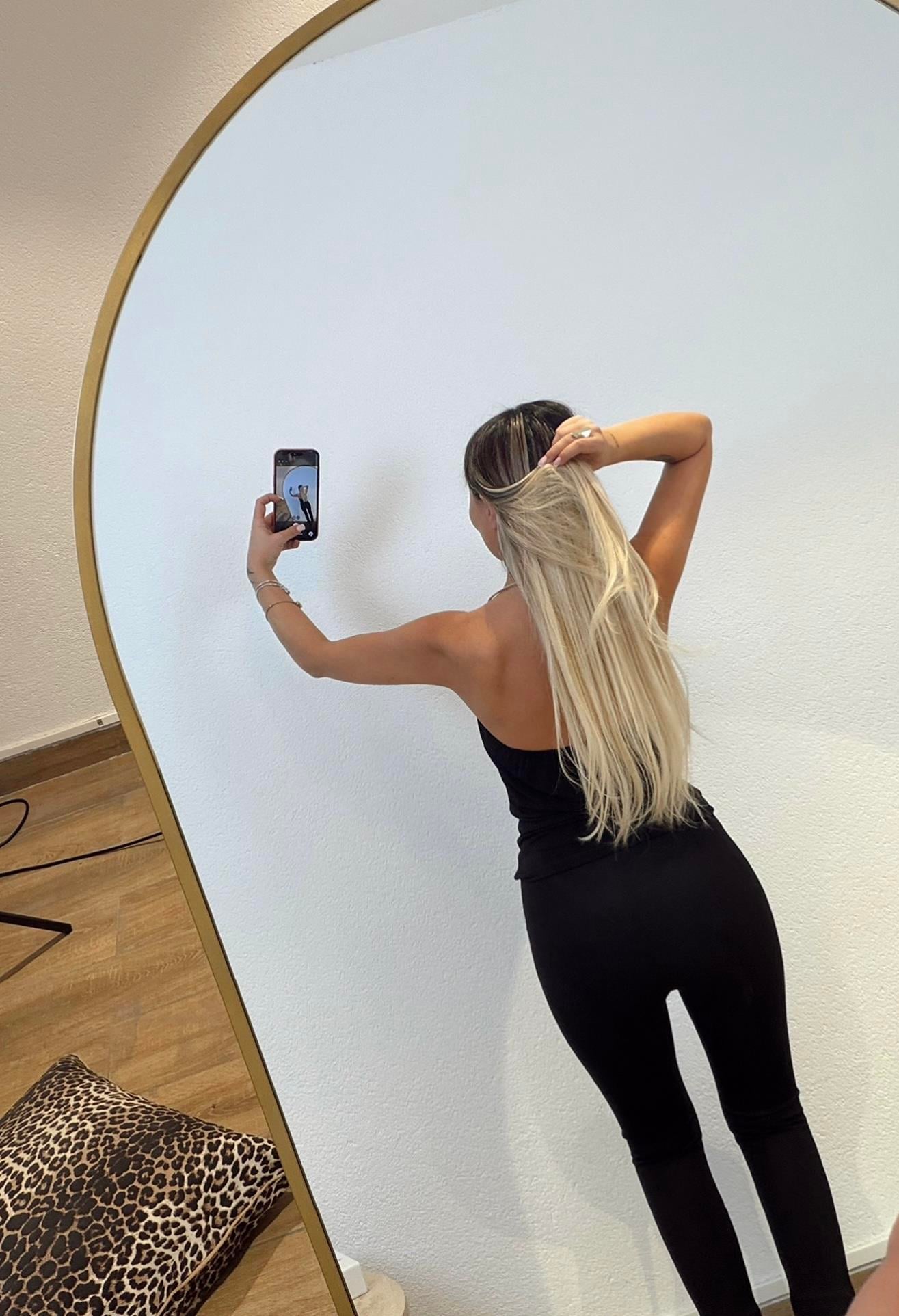 Boyun Aksesuarlı Siyah Bluz