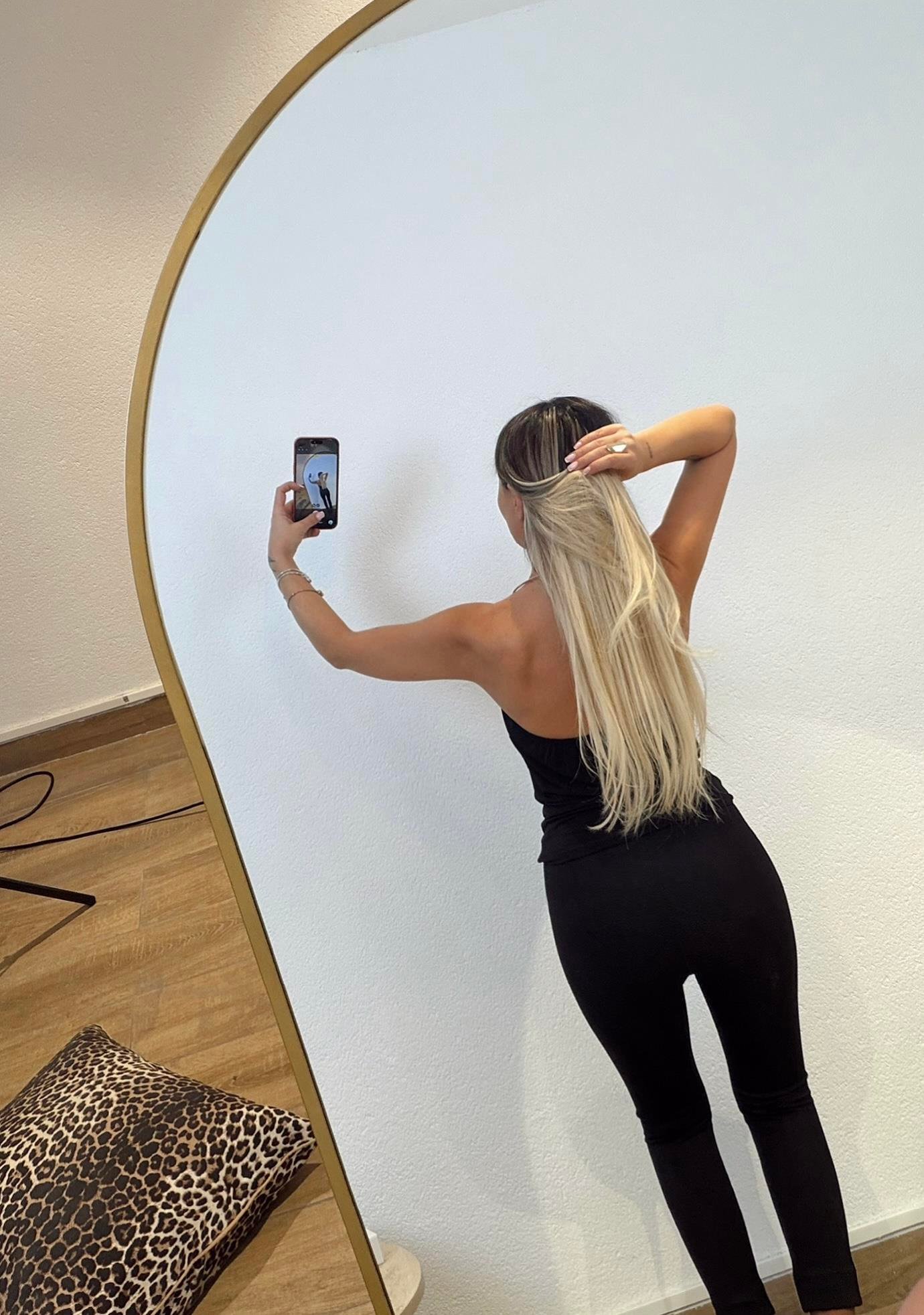 Boyun Aksesuarlı Siyah Bluz