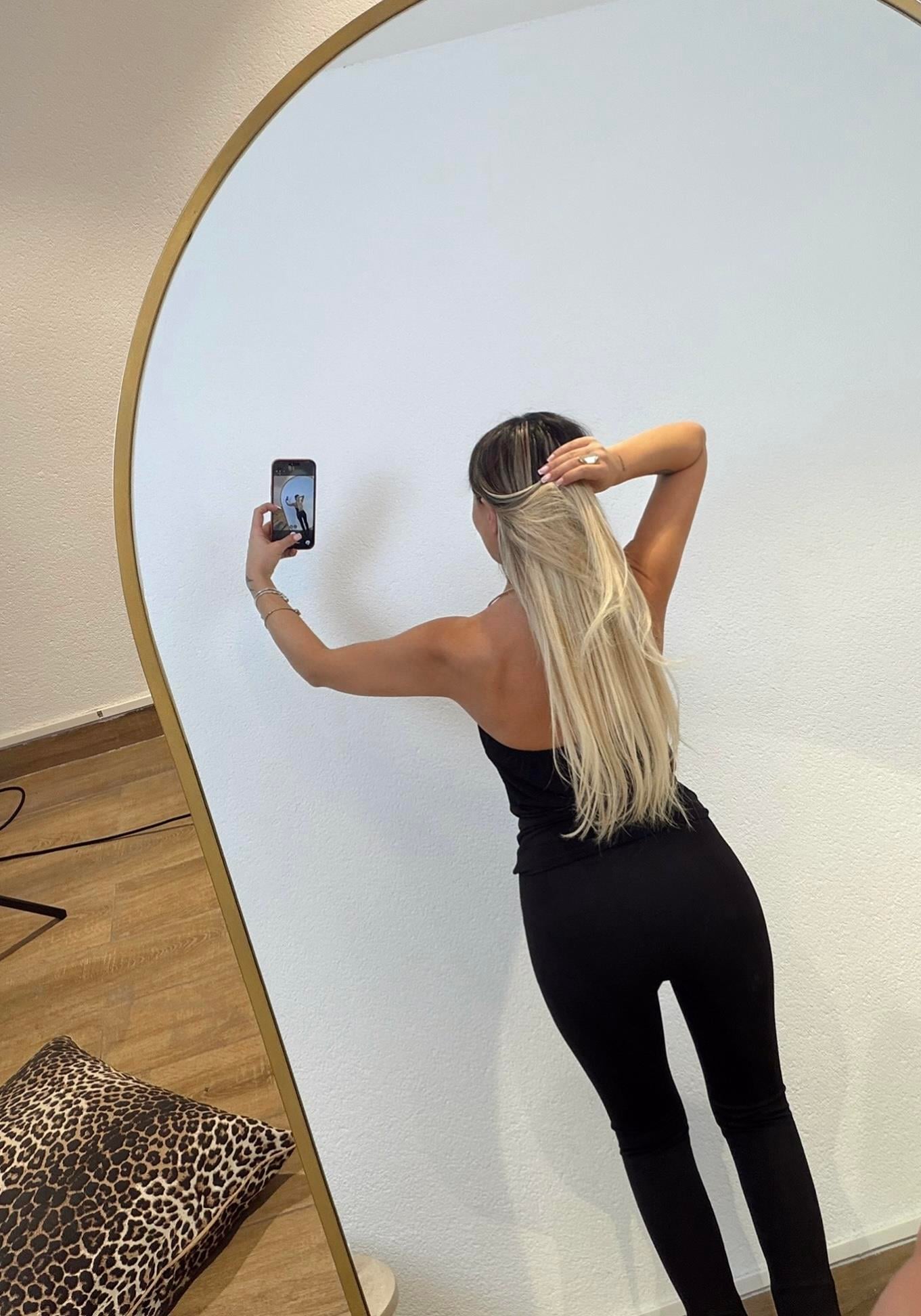 Boyun Aksesuarlı Siyah Bluz