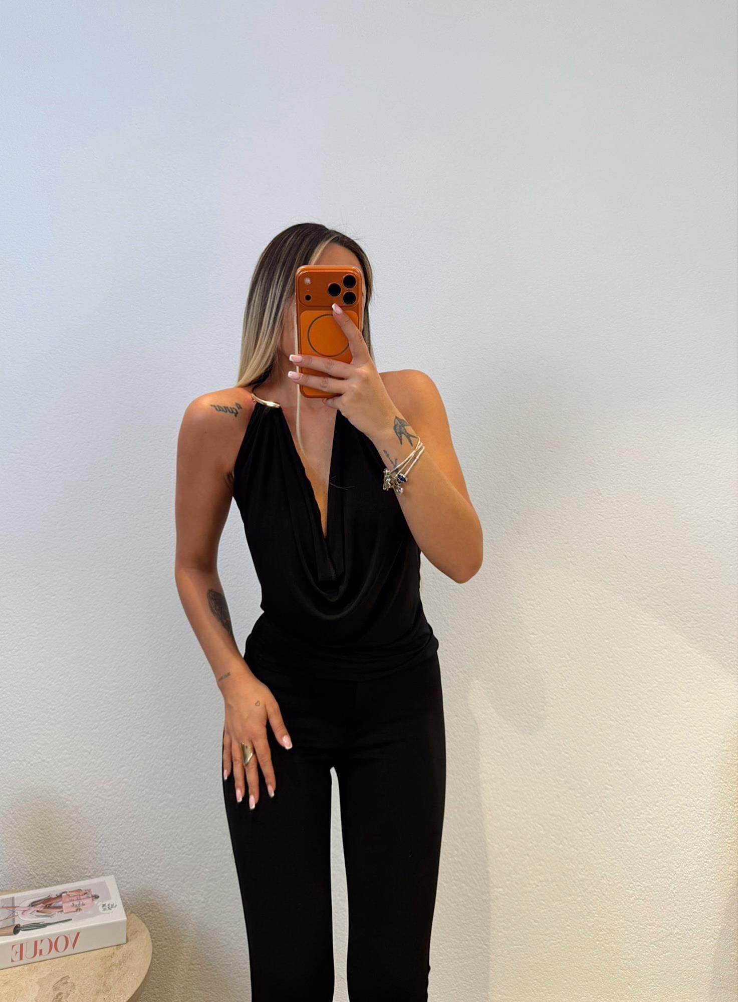 Boyun Aksesuarlı Siyah Bluz