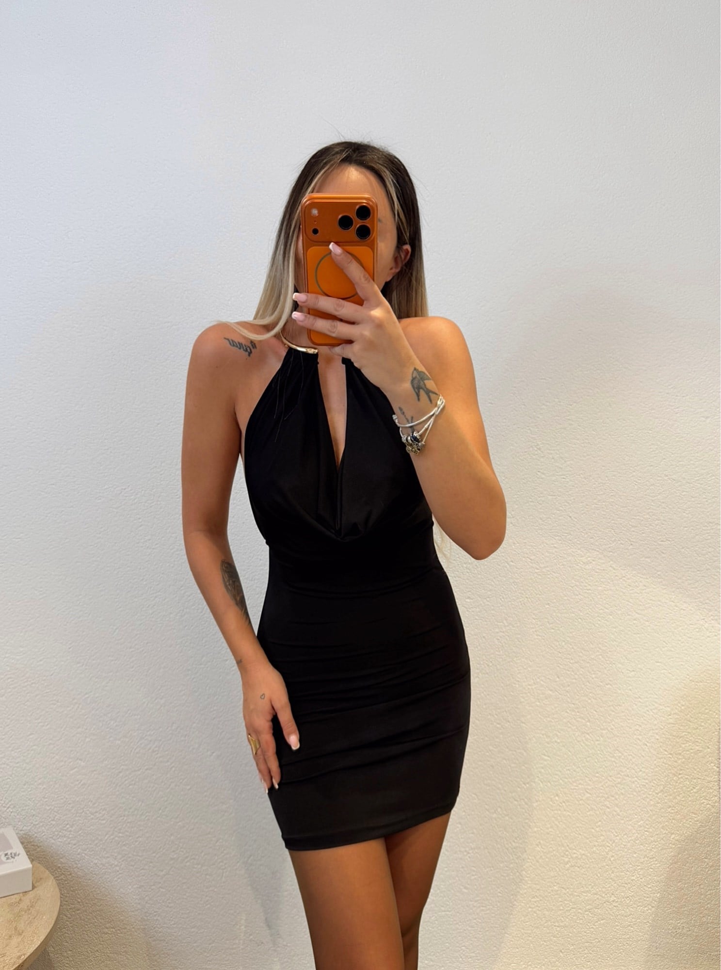 Boyun Aksesuarlı Siyah Mini Elbise