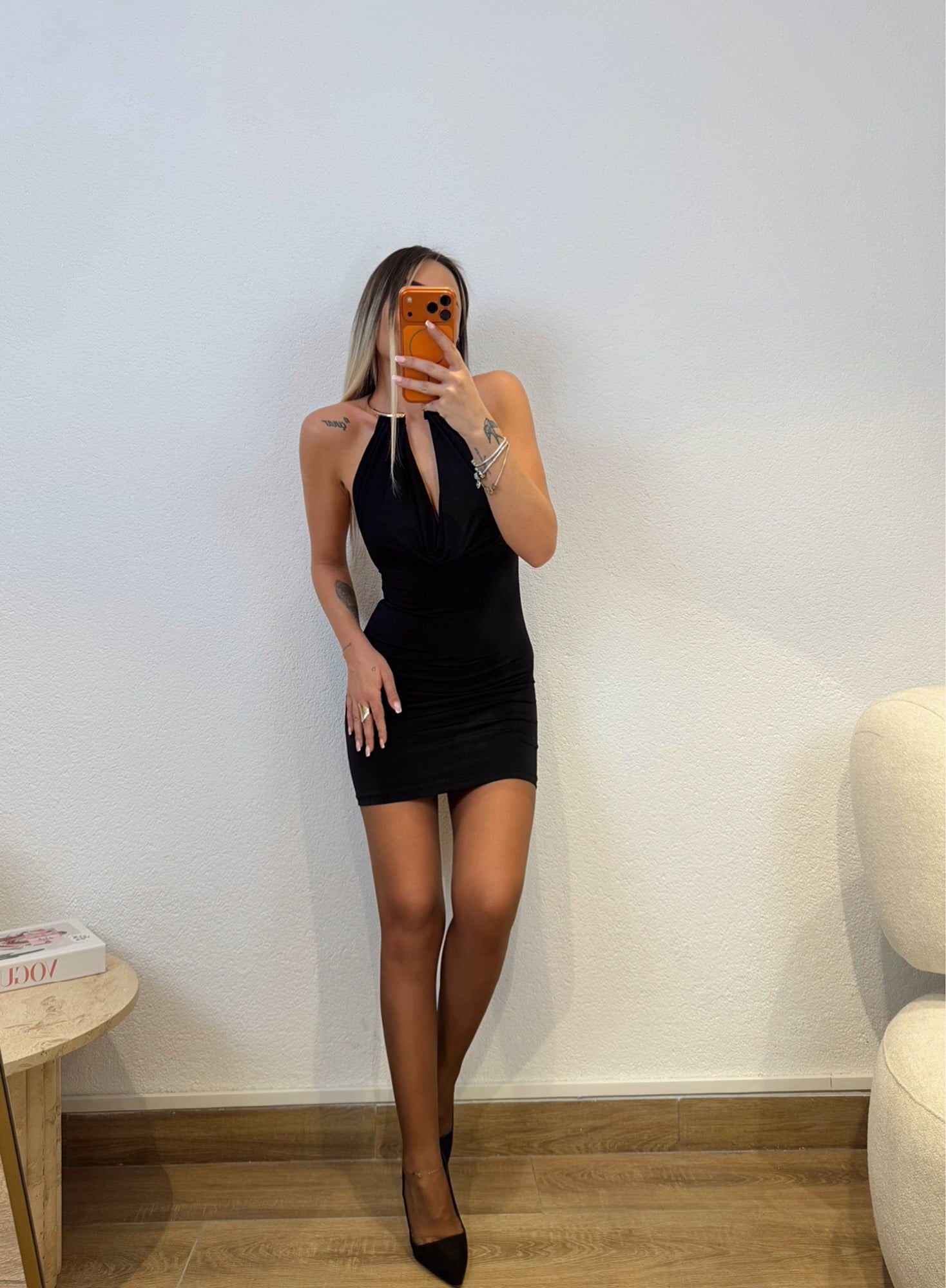 Boyun Aksesuarlı Siyah Mini Elbise