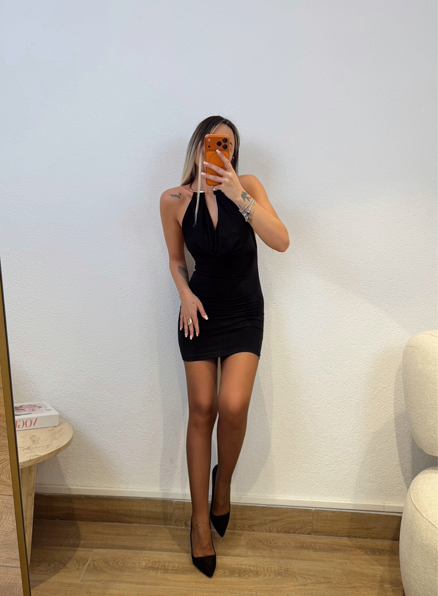 Boyun Aksesuarlı Siyah Mini Elbise