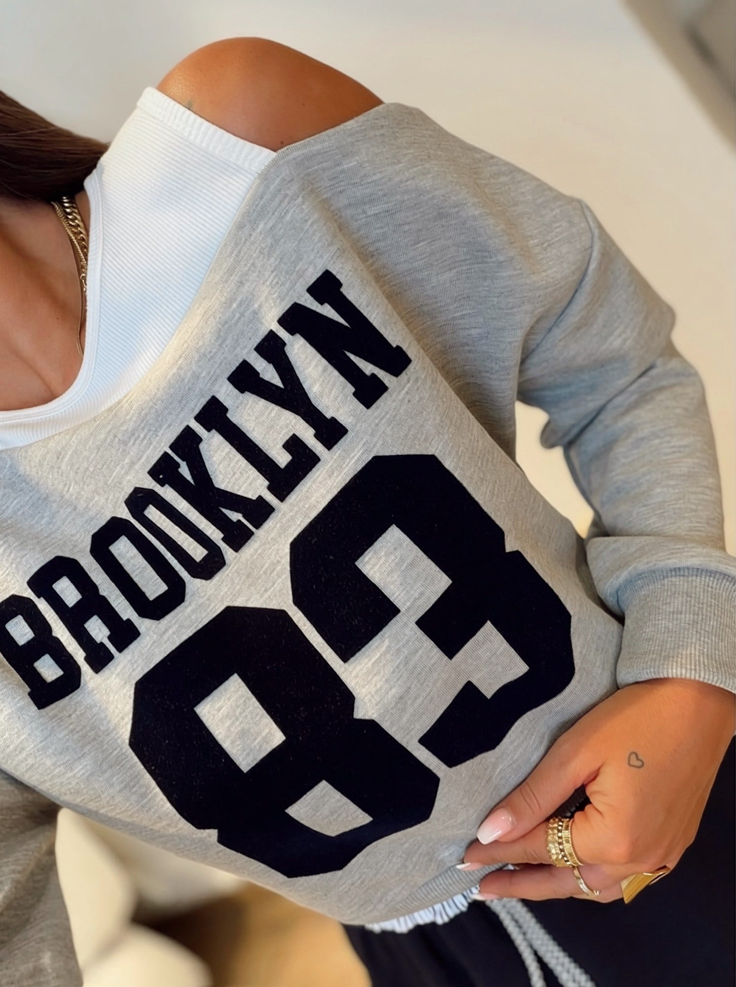 Brooklyn Baskı Omuz Detay Crop Sweat